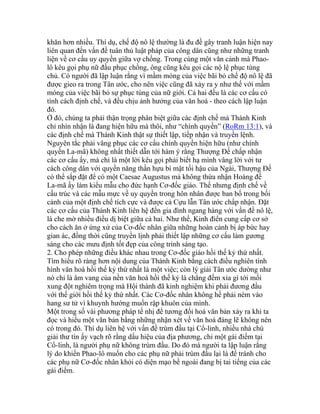 khăn hơn nhiều. Thí dụ, chế độ nô lệ thường là đu đề gây tranh luận hiện nay
liên quan đến vấn đề tuân thủ luật pháp của công dân cũng như những tranh
liện về cơ cấu uy quyền giữa vợ chồng. Trong cùng một văn cảnh mà Phao-
lô kêu gọi phụ nữ đầu phục chồng, ông cũng kêu gọi các nộ lệ phục tùng
chủ. Có người đã lập luận rằng vì mầm móng của việc bãi bỏ chế độ nô lệ đã
được gieo ra trong Tân ước, cho nên việc cũng đã xảy ra y như thế với mầm
móng của việc bãi bỏ sự phục tùng của nữ giới. Cả hai đều là các cơ cấu có
tính cách định chế, và đều chịu ảnh hưởng của văn hoá - theo cách lập luận
đó.
Ở đó, chúng ta phải thận trọng phân biệt giữa các định chế mà Thánh Kinh
chỉ nhìn nhận là đang hiện hữu mà thôi, như “chính quyền” (RoRm 13:1), và
các định chế mà Thánh Kinh thật sự thiết lập, tiếp nhận và truyền lệnh.
Nguyên tắc phải vâng phục các cơ cấu chính quyền hiện hữu (như chính
quyền La-mã) không nhất thiết dẫn tới hàm ý rằng Thượng Đế chấp nhận
các cơ cấu ấy, mà chỉ là một lời kêu gọi phải biết hạ mình vâng lời với tư
cách công dân với quyền năng thần hựu bí mật tối hậu của Ngài, Thượng Đế
có thể sắp đặt để có một Caesae Augustus mà không thừa nhận Hoàng đế
La-mã ấy làm kiểu mẫu cho đức hạnh Cơ-đốc giáo. Thế nhưng định chế về
cấu trúc và các mẫu mực về uy quyền trong hôn nhân được ban bố trong bối
cảnh của một định chế tích cực và được cả Cựu lẫn Tân ước chấp nhận. Đặt
các cơ cấu của Thánh Kinh liên hệ đến gia đình ngang hàng với vấn đề nô lệ,
là che mờ nhiều điều dị biệt giữa cả hai. Như thế, Kinh điển cung cấp cơ sở
cho cách ăn ở ứng xử của Cơ-đốc nhân giữa những hoàn cảnh bị áp bức hay
gian ác, đồng thời cũng truyền lịnh phải thiết lập những cơ cấu làm gương
sáng cho các mưu định tốt đẹp của công trình sáng tạo.
2. Cho phép những điều khác nhau trong Cơ-đốc giáo hồi thế kỷ thứ nhất.
Tìm hiểu rõ ràng hơn nội dung của Thánh Kinh bằng cách điều nghiên tình
hình văn hoá hồi thế kỷ thứ nhất là một việc; còn lý giải Tân ước dường như
nó chỉ là âm vang của nền văn hoá hồi thế kỷ là chẳng đếm xỉa gì tới mối
xung đột nghiêm trọng mà Hội thánh đã kinh nghiệm khi phải đương đầu
với thế giới hồi thế kỷ thứ nhất. Các Cơ-đốc nhân không hề phải ném vào
hang sư tử vì khuynh hướng muốn rập khuôn của mình.
Một trong số vài phương pháp tế nhị để tương đối hoá văn bản xảy ra khi ta
đọc và hiểu một văn bản bằng những nhận xét về văn hoá đáng lẽ không nên
có trong đó. Thí dụ liên hệ với vấn đề trùm đầu tại Cổ-linh, nhiều nhà chú
giải thư tín ấy vạch rõ rằng dấu hiệu của địa phương, chỉ một gái điếm tại
Cổ-linh, là người phụ nữ không trùm đầu. Do đó mà người ta lập luận rằng
lý do khiến Phao-lô muốn cho các phụ nữ phải trùm đầu lại là để tránh cho
các phụ nữ Cơ-đốc nhân khỏi có diện mạo bề ngoài đang bị tai tiếng của các
gái điếm.
 