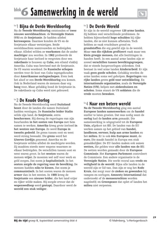 214719_BDT3_KB8_samenv

blok
les

08-07-2004

12:59

Pagina 59

6 Samenwerking in de wereld

1 Bijna de Derde Wereldoorlog

Na de Tweede Wereldoorlog ontstonden er twee
nieuwe wereldmachten: de Verenigde Staten
(VS) en de Sovjetunie. Ze hadden allebei
kernwapens. Daarmee konden de VS en de
Sovjetunie elkaar vernietigen. Beide
wereldmachten wantrouwden en bedreigden
elkaar. Allebei wilden ze voorkomen dat de ander
machtiger zou worden. In 1962 probeerde de
Sovjetunie haar invloed te vergroten door een
raketbasis te bouwen op Cuba, een eiland vlakbij
Amerika. Cuba was bevriend met de Sovjetunie.
De VS waren woedend. De Russische schepen
werden voor de kust van Cuba tegengehouden
door Amerikaanse oorlogsschepen. Even leek
het alsof er een Derde Wereldoorlog zou komen.
Ook in Nederland waren de mensen daar erg
bang voor. Maar gelukkig bond de Sovjetunie in.
De raketbasis op Cuba werd niet gebouwd.
les

2 De Koude Oorlog

Na de Tweede Wereldoorlog werd Duitsland
bezet door de landen die samen Duitsland
hadden verslagen. De Russische leider Stalin
wilde zijn land, de Sovjetunie, extra
beschermen. Hij dwong de regeringen van zijn
buurlanden in het oosten van Europa met hem
samen te werken. Amerika kreeg grote invloed in
het westen van Europa. Zo werd Europa in
tweeën gedeeld. De grens tussen oost en west
werd streng bewaakt. Die grens werd het
IJzeren Gordijn genoemd. Amerika en de
Sovjetunie wilden allebei de machtigste worden.
Zij maakten steeds meer wapens waarmee ze
elkaar bedreigden. De verschillen tussen oost en
west waren groot. In het westen waren de
mensen vrijer. Ze moesten wel zelf voor werk en
geld zorgen. Dat noem je kapitalistisch. In het
oosten zorgde de regering voor de bevolking. De
mensen hadden niks te kiezen. Dat noem je
communistisch. In het oosten waren de mensen
armer dan in het westen. In 1985 kreeg de
Sovjetunie een nieuwe leider, die het land vrijer
en rijker wilde maken. Hij zorgde ervoor dat de
wapenwedloop werd gestopt. Daardoor werd de
wereld een stuk veiliger.

les

3 De Derde Wereld

Er zijn in de wereld ongeveer 120 arme landen.
Zij hebben veel verschillende problemen. Ze
hebben bijvoorbeeld hoge schulden bij rijke
landen, die ze niet kunnen afbetalen. Toch
hebben ze vaak vruchtbare grond en
grondstoffen die erg gewild zijn in de wereld.
Maar van die rijkdom profiteert vaak maar een
klein groepje mensen, dat alle bezittingen in
handen heeft. In een aantal arme landen zijn er
zoveel verschillen tussen bevolkingsgroepen,
dat er steeds burgeroorlogen uitbreken. Ook
bestaat in veel arme landen kinderarbeid. Er zijn
vaak geen goede scholen. Gelukkig worden de
arme landen soms wel geholpen. Regeringen van
rijke landen geven geld voor ontwikkeling. En
internationale organisaties, zoals de Verenigde
Naties (VN), helpen met ziekenhuizen en
scholen. Soms stuurt de VN soldaten die de
vrede moeten bewaken.
les

4 Naar een betere wereld

Na de Tweede Wereldoorlog ging een aantal
Europese landen samenwerken om de handel
sneller te laten groeien. Dat was nodig want de
oorlog had de landen arm gemaakt. Die
samenwerking is uitgegroeid tot de Europese
Unie, afgekort tot EU. De landen van de EU
werken samen op het gebied van handel,
landbouw, vervoer, hulp aan arme landen en
het milieu. Er is ook één Europese munt, de
euro. Die maakt handel in Europa een stuk
gemakkelijker. De EU-landen maken ook samen
wetten, die gelden voor alle landen van de EU.
De wetten worden gemaakt door de Europese
Commissie. Het Europees Parlement controleert
de Commissie. Een andere organisatie is de
Verenigde Naties. Die werkt vooral aan vrede en
veiligheid in de wereld. Bijna alle landen in de
wereld zijn er lid van. Dan zijn er nog het Rode
Kruis, dat zorgt voor de zieken en gewonden bij
rampen en oorlogen; Amnesty International dat
onderzoekt of de mensenrechten worden
nageleefd; en Greenpeace dat oplet of landen het
milieu niet verpesten.

59

Bij de tijd groep 8, kopieerblad samenvatting blok 6

© Malmberg, ‘s-Hertogenbosch

 