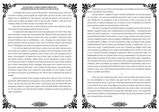 QUEM AMA A JESUS CRISTO PROCURA
DESPRENDER-SE DE TODAS AS CRIATURAS
“A Caridade não procura o que não lhe pertence”. Quem quiser amar a Jesus Cris-
to de todo o coração, precisa expulsar do coração tudo o que não é de Deus, mais o amor
próprio. Isso é o significado de “não procurar o que não lhe pertence”, não procurar a si
mesmo, mas só aquilo que agrada a Deus. É isto que pede o Senhor a cada um de nós:
“Amarás o Senhor, teu Deus, de todo o teu coração” (Mt. 22,37).
Para amar a Deus com todo o coração requerem-se duas coisas: primeira, esvaziá-
lo das coisas da terra; segunda, enchê-lo do amor de Deus.
O coração onde existe algum afeto terreno não pode jamais ser todo de Deus. Mas,
como se purifica o coração das coisas terrenas? São Felipe Neri dizia que quanto de amor
pomos nas criaturas, tanto tiramos de Deus. Mas, como se purifica o coração das coisas
terrenas? Purifica-se com as mortificações e com o desapego das coisas criadas. Certas
pessoas queixam-se de que procuram a Deus e não o encontram. Ouçam o que diz Santa
Teresa: “Desapeguem seu coração das criaturas e procurem a Deus que o encontrará”.
O erro está em alguns quererem tornar-se santos, mas a seu modo. Querem amar a
Jesus Cristo, mas conforme sua inclinação, sem deixar certos divertimentos, certas vaida-
des no vestir, certos alimentos apetitosos. Amam a Deus, mas se não conseguem tal em-
prego, vivem inquietos. Se alguém lhes toca na fama, logo se irritam. Se não saram de
uma doença, perdem a paciência. Amam a Deus, mas não abandonam o apego às rique-
zas, às honras do mundo, à vaidade de serem tidos por pessoas de classe, sábios, melhores
que os outros. Essas pessoas rezam, comungam: mas porque têm o coração cheio de coi-
sas terrenas, pouco proveito tiram. A eles o Senhor não fala, porque vê que perde tempo.
“Eu falaria a muitas almas, mas o mundo faz muito barulho em seus ouvidos, de modo
que minha voz não pode ser percebida por eles. Oh! Se eles se afastassem um pouco do
mundo!
Quem está, portanto, cheio de apegos terrenos não é capaz de ouvir a voz de Deus
que lhe fala. Infeliz daquele que tem apego às coisas sensíveis deste mundo! Não será difí-
cil que, cego por eles, deixe um dia de amar a Jesus Cristo; para não perder estes bens
passageiros, poderá vir a perder para sempre a Deus, felicidade infinita. Dizia Santa Tere-
sa: “Se uma pessoa corre atrás dos bens perdidos, justamente acontece que também ela
acaba se perdendo”.
6
família para um ato coletivo de homenagem, uma humilde expressão de arrependi-
mento, um pedido de novas bênçãos.
Em uma palavra, o Sagrado Coração é honrado devidamente em uma casa, quando
aí é por todos e por cada um reconhecido como Rei de amor; o que se exprime dizendo
que a família foi a ele consagrada. Já que o dom total de si, feito a uma causa ou a uma
pessoa santa, se chama consagração. Ora, o Coração de Jesus se empenhou em colmar de
graças especiais aqueles que em total modo se derem a Ele.
Mas quem se consagra deve também cumprir as obrigações que derivam de tal ato.
Quando o Sagrado Coração reina verdadeiramente em uma família – certamente Ele tem
direito de reinar em toda parte –, é preciso que uma atmosfera de fé e de piedade envolva
aquela habitação bendita, envolva pessoas e coisas. Longe, portanto, dela, tudo o que con-
tristaria o Sagrado Coração: prazeres perigosos, infidelidades, intemperança, livros, revis-
tas, figuras hostis à religião e aos seus ensinamentos! Longe, nas relações sociais, aquelas
condescendências, hoje tão comuns, que desejariam conciliar a verdade com o erro, a li-
cença com a moral, a injustiça egoísta e avara com a obrigação da caridade cristã! Longe
certas maneiras de caminhar na rua, maneira intermediária entre a virtude e o vício, entre
o céu e o inferno! Na família consagrada, progenitores e filhos se sentem sob o olhar e na
familiaridade de Deus; são portanto dóceis aos seus ensinamentos e aos preceitos de sua
Igreja; diante da imagem do Rei celeste, tornado para eles terrestre amigo e hóspede pe-
rene, afrontam sem temor, mas não sem mérito, todas as fadigas que exigem seus deveres
cotidianos, todos os sacrifícios que impõem as dificuldades extraordinárias, todas as pro-
vas que trazem as disposições da Providência, todos os lutos e todas as tristezas, que, não
somente a morte, mas a vida mesma inevitavelmente semeia como tormentosos espinhos
sobre os caminhos aqui debaixo.
***
Deus, que criou o homem por amor e para ser por ele amado, não somente fez ape-
los a sua inteligência e a sua vontade, mas, para tocar-lhe o coração, tomou o próprio
Deus um coração de carne. E, pois, que o sinal mais patente do amor entre dois corações é
o dom total de um ao outro, Jesus digna-se de propor ao homem esta troca de corações,
Ele deu o seu no Calvário, dá-o todo dia, milhares de vezes, sobre o altar, e em troca pede
o coração do homem “Praebe fili mi, cor tuum mihi”: Meu filho, dá-me o teu coração! Este
apelo universal endereça-se particularmente à família, que são especialíssimos os favores
que o Coração Divino a ela concede.
3
 