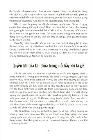 dạ dày cho nhuyễn ra như cháo rồi mới truyền xuống ruột, dưới tác dụng
của dịch mật, dịch tụy Vcà dịch ruột non phtàn giải thành các tiểu phân từ
Vcật chài có thể dcẫn đến rối loạn chức năng cùa dạ dày, ruột và chức năng
bài tiết cùa tuyên tiêu hóa, khiến cho khả năng tiêu hóa không tốt.
Khỉ có quan hệ giống nòi rất gần với con người, vậy rốt cục có nguy
cơ tiêu hóa không tốt hay không? Thực ra khi có thể ăn được như thuồng
luồng cũng Icà do càu tạo cơ tliể. Bởi vì khí sinh ra phía trong mỗi bên má
đã có một cái túi, gọi là túi nang. Túi nang có tác dụng như một cái túi
đựng đồ vậy, dùng đê cất giữ thức ăn. Đây là kết qutả của quá trình chọn
lọc tự nhiên Icâu dcài.
Đến đây, chắc bạn đcã hiểu ra vấn đè, thirc ra khỉ không hề ăn như
thuồng luồng m<à chỉ Icà thể hiện bản lĩnh lòe thiên hạ mà thôi, trưcíc tiên
chúng cho tàd cá thức ăn dcành đưc^ vào trong túi nang, tạm thời cất giữ ở
đó, rồi mói chcầm chậm nhai và nuốt xuống dạ dày, Vcà lẽ tất nhiên sẽ
không cánh hưcVng gì đến Vcấnđề tiêu hóa Ccả.
Quyền lực củd khỉ chúa trong mỗi bầy khi là gì?
Khỉ là locài động vật thu hút đưọc sự chú ý của mọi người, nhâ't Icà
trong vườn thú. Trong giới tự nhiên, khỉ sống ở vùng rừng núi, giỏi leo
trèo Vcì nhcảy nhót, thích qucằn cư. Vì vậy Ccic vưcm thú thường bắt chưtVc
tự nhiên nhốt khỉ ở một noi có núi có cây có nước để chúng có thể tự do
bay nhcảy ở trong đó. Khi quan sát lũ khỉ, nếu để ý bcỊn sẽ thcấy, có một
con khi thân hình vạm vờ nhcất, chỉ thích ngồi trên nóc hang đá hay trên
một Ccii cây kVn, vểnh cao Ccii đuôi uốn tlicành hình chữ "S", mcắt không
ngimg đáo quanh quan sát tứ phía. Khi bạn đi về phía bcầy khỉ Vcà vứt Vcìo
một qucà chuối, trong khi lũ khỉ con đang tranh gicình nhau, víVi địa vị
độc tôn của mình chú khí kia nhcây xuống, đocỊt lcỊi qucá chuối, những con
khí khác đcành phái ngoan ngoãn thối lui, con khỉ ấy chính Icà khỉ chúa.
Vậy thi khỉ chúa nắm những quyền lực gì?
Khi Icà một loài động vật có hcành vi qucần cư xã hội, thông thưcmg cứ
khoảng trên dưtVi mưÌTi con khỉ tụ tcập thcành một bcầy, giống như một
vương quốc nho nhò, có quan hẹ đẳng cấp rõ ràng, do một con khi đực
dũng mãiah nhất thông trị, ngOcài ra còn có một hai con khỉ cái đưtỊC khí
chúa sủng ái nhất.
- 164 -
 