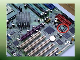 Para garantir sua integridade, a BIOS fica
gravada dentro de um chip com memória ROM
(memória somente de leitura), o que quer dizer
que não é possível alterar suas características
centrais. Você não pode, por exemplo,
desinstalar a BIOS do computador, apenas
atualizá-la ou modificar as opções permitidas.
Leia mais em: http://www.tecmundo.com.br/o-
que-e/244-o-que-e-bios-.htm#ixzz2eF6kosg7
 
