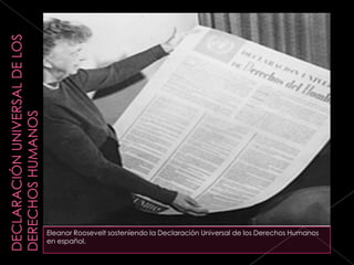 Eleanor Roosevelt sosteniendo la Declaración Universal de los Derechos Humanos
en español.
 