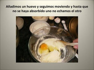 Añadimos un huevo y seguimos moviendo y hasta que no se haya absorbido uno no echamos el otro 