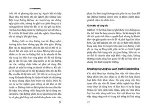 Trí tuệ đám đông

thời tiết và phương tiện của họ. Người Mỹ sẽ chấp       chắn. Họ làm tăng khoảng cách giữa các xe, thay đổi
nhận phải trả thêm phí tắc nghẽn cho những cuộc         làn đường thường xuyên hơn và khiến người khác
điện thoại đường dài hay các chuyến bay vào những       phải đi chậm lại nhiều hơn.
ngày giữa tuần, nhưng họ ghét cay ghét đắng cái ý
tưởng phải trả thêm tiền khi lái xe vào giờ cao điểm.   Giảm tốc và tăng tốc
Họ thà chịu đựng cảnh tắc đường còn hơn để cho ai       Rất khó có thể thực hiện sự phối hợp trên đường cao
đó trả tiền để thoát khỏi cảnh tắc nghẽn. Giao thông    tốc bởi tính đa dạng của các lái xe. Sự đa dạng là tốt
vốn có tiếng là khó phối hợp.                           đối với quá trình đưa ra quyết định nhưng lại khiến
                                                        cho việc giải quyết các vấn đề về phối hợp khó khăn
   Những chiếc xe trên đường cao tốc đông nghẹt
                                                        hơn. Các thử nghiệm đối với các xe được điều khiển
thường tuân theo những quy tắc đơn giản: không
                                                        bằng máy tính di chuyển trên một con đường y hệt
đâm vào xe đằng trước, chuyển làn nếu có thể và lái
                                                        chỉ ra rằng sự đồng nhất giữa các lái xe chính là giải
nhanh hết sức một cách an toàn. Nhưng khi có quá
                                                        pháp cho tình trạng ách tắc giao thông. Nếu các xe
nhiều xe thì các xe không thể tự do chuyển từ làn
                                                        có thể di chuyển như một khối vững chắc, không
này sang làn khác hay tăng giảm tốc độ mà không         thường xuyên tăng hay giảm tốc độ thì hầu như sẽ
gây ra rắc rối nào. Khi càng nhiều xe đi vào đường      chẳng còn tình trạng tắc đường.
cao tốc, những chiếc khác sẽ phải sử dụng đến
phanh và một làn sóng xe phanh sẽ diễn ra. Khi các
                                                        Khoa học: Sự Cộng tác, Cạnh tranh và Danh tiếng
xe cố chuyển làn để có thể đi nhanh hơn, tốc độ đều
đều của làn đã bị biến mất. Giờ thì các xe trong tình   Các nhà khoa học thường làm việc với nhau theo
trạng di chuyển không ổn định với một tốc độ tương      từng nhóm lớn, cho phép họ có thể kết hợp nhiều
tự nhau nhưng chậm hơn trước rất nhiều. Điều đó         loại kiến thức khác nhau. Nó giúp công việc liên
tạo ra sự tắc nghẽn giao thông và rất khó có thể        quan đến các vấn đề thuộc nhiều ngành học khác
thoát ra. Những chiếc xe lái ở phía trên của đám tắc    nhau được dễ dàng hơn và đảm bảo có sự đa dạng
đi chậm hơn những chiếc đang tiến lại từ đằng sau       trong các viễn cảnh khác nhau, giúp các nhà khoa
rất nhiều. Tắc đường khiến lái xe cẩn trọng hơn khi     học làm việc năng suất hơn. Các nhà khoa học làm
họ cố gắng phối hợp một cách không hoàn toàn chắc       việc càng năng suất và càng nổi tiếng thì khả năng

                                                  21    22
 