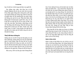 Trí tuệ đám đông

hay về tuổi tác và tình trạng sức khỏe của người đó.   New York, Richard Grasso đã bị đuổi việc do kiếm
                                                       được quá nhiều tiền − 139,5 triệu đô-la. Ông làm rất
   Vào những năm 1980, nhà khoa học xã hội
                                                       tốt công việc của mình nhưng buộc phải từ chức do
Stanley Milgram đã yêu cầu các sinh viên của mình
                                                       sự oán giận phi lý của công chúng. Các nhà kinh tế
đi tàu điện ngầm thẳng thắn nhưng lịch sự đề nghị
                                                       học đã thừa nhận rằng về cơ bản con người chỉ quan
mọi người nhường chỗ. Đáng ngạc nhiên là một nửa
                                                       tâm đến bản thân mình, và họ sẽ đưa ra những lựa
số người được hỏi đã nhường ghế của mình, thậm
                                                       chọn có lợi cho họ mà không quan tâm đến người
chí không cần một lý do nào. Phần khó khăn nhất
                                                       khác làm gì. Tuy vậy, trên thực tế, con người muốn
không phải là thuyết phục người khác, thay vào đó      có được những quyết định công bằng và họ mong
là lấy hết can đảm để yêu cầu họ ngay từ đầu. Các      đợi một mối quan hệ hợp lý giữa sự hoàn thành với
sinh viên cảm thấy “băn khoăn, căng thẳng và bối       phần thưởng. Mặc dù công chúng chẳng phải trả tờ
rối” khi đứng trước đối tượng. Phần lớn thời gian họ   hóa đơn nào, nhưng họ cảm thấy rằng số tiền
không thể tự mình yêu cầu được. Chuẩn mực “đến         Grasso được hưởng là hết sức bất công.
trước, phục vụ trước” trong chuyện chỗ ngồi đã ăn
                                                          Phản ứng đối với thu nhập của Grasso và những
sâu đến nỗi sẽ phải mất rất nhiều công sức mới có
                                                       người tham gia trong trò chơi “tối hậu thư” là vô lý,
thể phá bỏ chúng.
                                                       song chúng thể hiện sự sẵn sàng trừng trị hành vi
                                                       xấu và mở rộng định nghĩa hẹp về lợi ích riêng để
Thuế, tiền boa và lòng tin
                                                       phục vụ cho cái lợi chung.
Dường như các vấn đề về hợp tác khá giống các vấn
đề về phối hợp, nhưng chúng yêu cầu mọi người đều      Hành vi thân xã hội
phải có trách nhiệm. Mặc cho hầu hết các cá nhân       Hành vi thân xã hội khiến cho các xã hội và các tổ
đều theo đuổi lợi ích riêng của mình, các vấn đề về    chức có thể hoạt động được, bởi chúng không thể
hợp tác đòi hỏi một nhóm phải mở rộng sự xác định      chỉ dựa vào các luật lệ hay các hợp đồng. Sự hợp tác
của nó về lợi ích riêng vượt lên trên cả tối đa hóa    thường làm cho mọi người đều có lợi hơn, mặc dù
những nhu cầu ngắn hạn. Chúng còn đòi hỏi lòng tin.    thật hiếm khi có lý do hợp lý để các cá nhân hợp tác
  Năm 2003, CEO của Sàn giao dịch Chứng khoán          với nhau. Mọi người không muốn đóng thuế, nhưng
                                                       để có thể buộc họ thì phải khiến họ tin rằng hầu hết
                                                  17   18
 