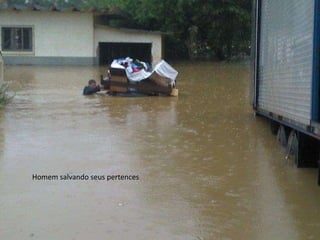 Homem salvando seus pertences