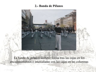 La banda de pífanos siempre forma tras las cajas en los encajonamientos e intercaladas con las cajas en las columnas 