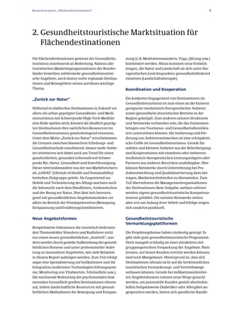 Branchenreport „Flächendestinationen“                                                                     7




2. Gesundheitstouristische Marktsituation für
   Flächendestinationen
Für Flächendestinationen gewinnt der Gesundheits­      nung (z. B. Meditationswandern, Yoga, QiGong usw.)
tourismus zunehmend an Bedeutung. Nahezu alle          kombiniert werden. Hinzu kommen neue Entwick­
touristischen Marketingorganisationen der Bundes­      lungen, die Natur und Landschaft an sich unter the­
länder bewerben mittlerweile gesundheitstouristi­      rapeutischen Gesichtspunkten gesundheitsfördernd
sche Angebote, auch immer mehr regionale Destina­      einsetzen (Landschaftstherapie).
tionen und Reisegebiete setzen auf dieses wichtige
Thema.                                                 Koordination und Kooperation

„Zurück zur Natur“                                     Ein konkretes Engagement von Destinationen im
                                                       Gesundheitstourismus ist zum einen an die Existenz
Während in städtischen Destinationen in Zukunft vor    geeigneter medizinisch­therapeutischer Anbieter
allem ein urban geprägter Gesundheits­ und Medi­       sowie (gesundheits­)touristischer Betriebe in der
zintourismus mit Schwerpunkt High­Tech­Medizin         Region geknüpft. Zum anderen müssen Strukturen
eine Rolle spielen wird, können die ländlich gepräg­   und Netzwerke vorhanden sein, die das Zusammen­
ten Destinationen ihre natürlichen Ressourcen im       bringen von Tourismus­ und Gesundheitsdienstleis­
Gesundheitstourismus gewinnbringend einsetzen.         tern unterstützen können. Die Initiierung und För­
Unter dem Motto „Zurück zur Natur“ verschwimmen        derung von Anbieternetzwerken ist eine erfolgskriti­
die Grenzen zwischen klassischem Erholungs­ und        sche Größe im Gesundheitstourismus. Gerade für
Gesundheitsurlaub zunehmend. Immer mehr Anbie­         solitäre und kleinere Anbieter aus der Beherbergung
ter orientieren sich dabei auch am Trend für einen     sind Kooperationen mit einzelnen oder mehreren
ganzheitlichen, gesunden Lebensstil mit Schwer­        medizinisch­therapeutischen Leistungsträgern oder
punkt Bio, Natur, Gesundheit und Entschleunigung.      Partnern aus anderen Bereichen unabdingbar. Hier
Dieser wird insbesondere von der von Marktforschern    können Netzwerke durch Unterstützung bei Pro­
als „LOHAS“ (Lifestyle of Health and Sustainability)   duktentwicklung und Qualitätssicherung dazu bei­
betitelten Zielgruppe gelebt. Als Gegentrend zur       tragen, Markteintrittshürden zu überwinden. Zum
Hektik und Technisierung des Alltags wachsen auch      Teil übernehmen die Managementorganisationen
die Sehnsucht nach dem Handfesten, Authentischen       der Destinationen diese Aufgabe, weitaus seltener
und der Bezug zur Natur. Dies lässt sich hervorra­     werden eigene gesundheitstouristische Kompetenz­
gend mit gesundheitlichen Angebotsmodulen vor          zentren gebildet. Die meisten Netzwerke stehen
allem im Bereich der Primärprävention (Bewegung,       aber erst am Anfang ihrer Arbeit und Erfolge zeigen
Entspannung und Ernährung) kombinieren.                sich zunächst punktuell.


Neue Angebotsformen                                    Gesundheitstouristische
                                                       Vermarktungsplattformen
Beispielsweise bekommen die touristisch bedeuten­
den Themenfelder Wandern und Radfahren nicht           Die Projektergebnisse haben eindeutig gezeigt: Es
nur einen neuen gesundheitlichen „Anstrich“, son­      gibt viele gute gesundheitstouristische Programme.
dern werden durch gezielte Aufbereitung des gesund­    Doch mangelt es häufig an einer attraktiven ziel­
heitlichen Nutzens und unter professioneller Anlei­    gruppengerechten Verpackung der Angebote. Platt­
tung zu innovativen Angeboten, wie viele Beispiele     formen, auf denen Kunden erreicht werden können,
in diesem Report aufzeigen werden. Zum Teil erfolgt    sind noch Mangelware. Hintergrund ist, dass sich
sogar eine Spezialisierung auf Indikationen und die    Destinationen oftmals nicht auf die herkömmlichen
Integration modernster Technologien (Ortungssyste­     touristischen Vermarktungs­ und Vertriebswege
me, Monitoring von Vitalwerten, Telemedizin usw.).     verlassen können. Gerade bei indikationsorientier­
Die wachsende Bedeutung der psychosozialen bzw.        ten Angebotsformen müssen neue Wege gesucht
mentalen Gesundheit greifen Destinationen ebenso       werden, um potenzielle Kunden gezielt abzuholen.
auf, indem landschaftliche Ressourcen mit gesund­      Sollen beispielsweise Diabetiker oder Allergiker an­
heitlichen Maßnahmen der Bewegung und Entspan­         gesprochen werden, bieten sich spezifische Kanäle
 