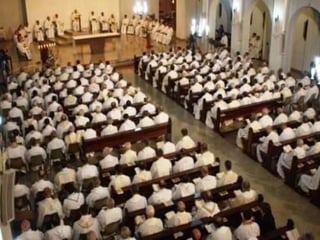 * O episódio nos mostra que a  IGREJA  é: -  Uma Comunidade que sempre teve, tem e terá conflitos ...   mas deve enfrentar as situações novas e difíceis  com sentido eclesial de unidade na pluralidade. -  Uma Comunidade hierárquica :  Ela recorre aos apóstolos,  reza invocando o Espírito Santo e busca uma solução.  Partilham as responsabilidades...  A Comunidade escolhe...  Os Apóstolos confirmam impondo as mãos... 