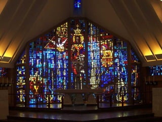 Celebramos hoje a festa da Santíssima Trindade,  Essa festa não um convite para decifrar o "Mistério",  que se esconde por detrás de "um Deus em três pessoas", mas uma oportunidade para contemplar nosso Deus, e purificar o nosso coração das falsas idéias de Deus. O Deus cristão não é solitário, é amor, é família, é comunidade e  criou os homens para os fazer comungar nesse mistério de amor. 