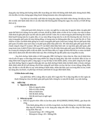 12
dụng phụ này không ảnh hưởng nhiều đến hoạt động sức khỏe thì không nhất thiết phải nhưng thuốc HRZ,
chỉ cần điều trị triệu chứng ngứa bằng thuốc kháng histamin như chlorapheniramin.
Tuy hiện tại chưa thấy xuất hiện tác dụng phụ nặng trên bệnh nhân nhưng cần tiếp tục theo
dõi và nhắc nhở bệnh nhân khi có các dấu hiệu bất thường phải thông báo ngay cho cán bộ y tế biết để kịp
thời xử lý.
d, Về bệnh kèm
- Giãn phế quản biến chứng ho ra máu: em nghĩ ho ra máu này là nguyên nhân của giãn phế
quản thể khô là di chứng của lao phổi cũ trước đó để lại. Bệnh nhân có tiền sử ho ra máu vào viện và được
chẩn đoán là giãn phế quản sau khi mắc lao phổi cáchđó 5 năm. Ho ra máu trong lao phổi thường thì cóđuôi
khái huyết lượng máu ho ra giảm dần, có cục máu đông trong máu ho ra do tổn thương nhu mô. Còn ho ra
máu trong giãn phế quản thì máu không đông, và lượng máu ho không giảm dần, ho ra một lần tất cả. Tính
chất ho ra máu của bệnh nhân giống ho ra máu trong giãn phế quản (máu tươi, loãng). Nội soi phế quản thấy
phế quản (T)nhiều máu tươi chảy ra từ phế quản phân thùy phổi trái. Để chẩn đoán giãn phế quản thì tiêu
chuẩn vàng là chụp CT-scanner. Kết quả CT của bệnh nhân thấy hình ảnh: xơ xẹp kèm giãn phế quản, phế
nang hoàn toàn ở phổi (T)kéo lệch trung thất sang (T). Do đó chẩn đoán giãn phế quản thể khô biến chứng
ho ra máu/di chứng lao phổi cũđã xác định. Sau khi được điều trị 5 ngày tại khoa Nội thì ho ra máu của bệnh
nhân đã ổn định (tính đến thời điểm hiện tại). Nên sẽ không đề cập đến phần này trong điều trị nữa.
- Suy dinh dưỡng: bệnh nhân có thể trạng gầy; BMI 16,8 kg/m2, kèm chán ăn. Đây vừa là bệnh kèm
vừa là yếu tố nguy cơ làm tăng tình trạng nhiễm lao, tăng tác dụng phụ/ độc tính của thuốc điều trị lao và
nặng thêm tình trạng lao phổi ( tăng nguy cơ suy hô hấp và bội nhiễm phổi), và lao phổi cũng là yếu tố gây
suy dinh dưỡng. Ngoài ra nguyên nhân gây nên suy dinh dưỡng ở bệnh nhân do bệnh nhân cóhoàn cảnh gia
đình, bệnh nhân đã 60 tuổi nhưng vẫn đi làm ruộng để nuôi thêm con học đại học và mẹ chồng, chồng. Điều
này cần đặt ra vấn đề điều trị suy sinh dưỡng ở bệnh nhân, nhằm đạt hiệu quả cao trong điều trị lao, tránh
tác dụng phụ của thuốc, và phù hợp với hoàn cảnh kinh tế của gia đình bệnh nhân.
3.Chẩn đoán cuối cùng
Lao phổi khác AFB (-) đang điều trị phác đồ II ngày thứ 78 có đáp ứng điều trị tốt/ ngứa do
thuốc kháng lao chưa ổn định/ giãn phế quản biến chứng ho ra máu đã ổn định- suy sinh dưỡng.
VII. ĐIỀU TRỊ
1. Nguyên tắc điều trị
- Điều trị nguyên nhân
- Điều trị triệu chứng
- Điều trị bệnh kèm
- Chế độ dinh dưỡng
- Chế độ sinh hoạt và nghỉ ngơi
2. Điều trị cụ thể
a. Điều trị nguyênnhân: điều trị lao theo phác đồ II(2SRHZE/1RHZE/5RHZ) , giai đoạn tấn
công.
Trên bệnh phòng điều trị với liều trung bình của thuốc kháng lao và thấy bệnh nhân
đáp ứng tốt, không xảy ra tác dụng phụ nặng nên điều trị tiếp cũng với liều lượng
trung bình. Như sau:
- Isoniazid 5mg x 38 = 190mg/24h
- Rifampicin 10mg x 38 = 380mg/24h
 