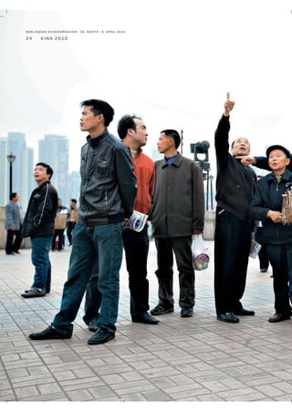 BERLINGSKE NYHEDSMAGA SIN 26. MARTS - 8. APRIL 2010

18

kina 2010

STIMULUSPAKKER: Bygningsarbejder i bystaten Chongqing, som regeringen støtter med bl.a. lavere energipriser.

en katastrofe – det største lavpunkt
i Kina. Men det vendte i slutningen
af året, hvor vi indhentede meget af
det tabte,” siger adm. direktør for
Grundfos i Kina, Humphrey Lau, der
fortæller, at en ny og faktisk bedre
situation opstod efter krisen.
“Især på grund af stimuluspakkerne her i Kina oplever vi nu pæne
tocifrede vækstrater igen. Og det interessante er, at væksten nu er drevet af lokalt forbrug bl.a. på grund
af stimuluspakkerne til bl.a. til byggeri,” fortæller Humphrey Lau.
Han havde som mange af sine kolleger frygtet, at midlerne i stimuluspakkerne primært ville gå til billigere kinesiske leverandører med lavere
kvalitetsstandarder. Tværtimod:
“Regeringen har presset på for, at
det nu én gang for alle skulle gøres
ordentligt og energibesparende. Og
vi har været så heldige at komme på
regeringens positivliste,” fortæller
Humphrey Lau.

Et Kina med endnu mere fart?: På godt
og ondt er der fuld kraft på Kina.
Og der er sket en masse alene i løbet af de seneste ti år. Nærmer vi os
en kølning?
Chef for Mærsks afdeling for regeringsrelationer i Beijing, Jens Eskelund, ankom til Kina for 12 år siden
og har været med gennem hele Kinas
renæssance. Det har draget ham. Og
det har gjort ham ydmyg i forhold til
at spå om Kinas fremtid.
Men en ting er han overbevist
om: Selv om vi tror, at vi har set meget til Kina, er det intet mod, hvad
vi vil se i de næste ti år, lyder det
bestemt:
“Kina er på mange måder nødt
til at tænke nyt. Hvordan får vi løst
de store udfordringer,” siger han,
stopper op et sekund, for derefter at
forsætte:
“Der er en masse spændinger,
som Kina skal adressere. Det bliver
spændende. Og jeg tror, vi kommer

til at se en udvikling, der måske ikke
er helt, som vi har forestillet os på
grund af dimensionerne.”
“Man taler om megabyer. Shanghai vokser til et sammenhængende
byområde med måske 50-70 millioner mennesker. Kina kommer altså
til at fremvise ting, der er historiske. Og så er der hele spørgsmålet
om den stadigt voksende økonomiske vægt i Kina: Hvordan vil det falde ud? Og hvordan vil Kina ﬁnde sin
plads i verden?” spørger han.
Salutten sætter bogstaveligt
et punktum for rejsen til Kina.
Jens Eskelund starter sin Audi
A6 med manuelt gear, så han kan
fragte os igennem Beijings gader til lufthavnen, som var han en
af de indfødte taxachauffører.
anrb@berlingske.dk og sosp@berlingske.dk

KINA
TRUSSEL ELLER MULIGHED?

LÆS PÅ

bny.dk/kina
Se web-tv
og læs mere
om Kina.

 