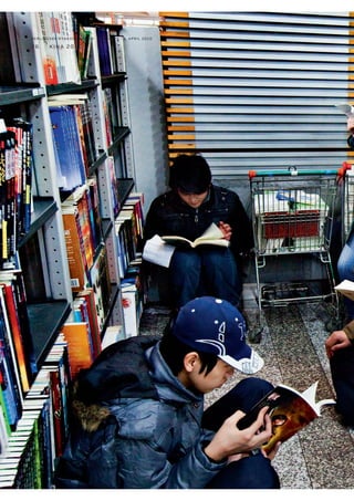 BERLINGSKE NYHEDSMAGA SIN 26. MARTS - 8. APRIL 2010

20

KINA 2010

Mærsk vil
tæt på det
kinesiske styre
A. P. Møller - Mærsk hægter sig på den kinesiske vækstmaskine i kraft af tætte
og nære relationer til det kinesiske styre, som er blevet meget mere lydhør over
for virksomheder. Mød rederiets lobbyist i Kina, Jens Eskelund.

AF ANDERS ROSTGAARD
OG SØREN SPRINGBORG
FOTO: SØREN BIDSTRUP, BEIJING

E

n tjener ruller en lille bakkevogn ind i
møderummet på restauranten. På toppen hviler en velstegt
and. Rituelt begynder tjeneren at par-

tere kræet.
“Den skæres i præcis 90 stykker,”
fortæller Jens Eskelund, efter at han
på kinesisk lige har tjekket fakta om
denne Peking-ands skæbne med en
af rummets kvindelige tjenere.
At vi mødes til frokost med chefens for A. P. Møller – Mærsks kontor
for regeringsrelationer og PR i Beijing i et lille lukaf på en restaurant,
er ikke revet helt ud af Jens Eskelunds vanlige kontekst. Møder med
myndighedsrepræsentanter kan sagtens foregå på denne måde, og møder hører til en af Jens Eskelunds
hovedbeskæftigelser som chef for
kontoret med ansvar for regeringsrelationer, for lobbyisme, licenser og
tilladelser.
Som en stor spiller på det kinesiske transportmarked har det betydning at være i tæt dialog med

myndighederne – ikke mindst i et
land, hvor udviklingstakten er sat
på “fuld kraft frem”. Heldigvis er
dialogen blevet lettere med årene,
fortæller han:
“På det område er der sket meget. For 10 år siden lyttede regeringen ikke meget til virksomhederne.
I dag inviteres vi til dialog, selv om
vi sommetider godt kunne ønske os
en længere høringsfase,” fortæller
Jens Eskelund.
Frontløber: På lobby-fronten hører
Mærsk formentlig til en af frontløberne blandt danske virksomheder
i Kina i kraft af selskabets lange historie i landet. Mærsk anløb første
gang en kinesisk havn i 1924, og i
1928 etablerede rederiet sin første
service mellem USA og Fjernøsten
med anløb i Shanghai. Siden er engagementet vokset, og der er kinesiske eksportvarer i en tredjedel af
rederiets containtertransporter.
Jens Eskelunds egen historie hos
Mærsk og i Kina er kun 12 år gammel, men i nyere kinesisk historie
er det faktisk lang tid. Et minde fra
hans første entré i Kina i 1998 sætter tingene lidt i relief. Dengang blev
han hentet af sin kinesiske svigerfar
i en bedaget russisk Volga og indlogeret i en et-værelses lejlighed, hvor
damer med røde armbånd adviserede ham om, hvornår det var på tide for ham at forny sit visum. Hans

”For 10 år
siden lyttede
regeringen
ikke meget til
virksomhederne. I dag
inviteres vi til
dialog”
JENS ESKELUND,
lobbyist i Kina for
A.P. Møller - Mærsk.

kone blev spurgt, om hun var gravid,
og blev af damerne erindret om, at
hun kun måtte få ét barn.
“På den måde er det helt tydeligt,
at myndighederne har trukket sig
tilbage og tilladt en højere grad af
personlig frihed,” fortæller han.
Linket mellem Jens Eskelunds
personlige historier og Kinas historie fortæller mest om, hvor stærkt
udviklingen går i Kina, og hvorfor
et kontor med fokus på regeringsrelationer spiller en central rolle for
Mærsk i Kina.
“Det handler om at have kontakt
til de rigtige folk, om at have ﬁngeren på pulsen og forstå systemet. På

 