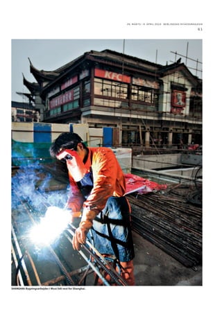 26. MARTS - 8. APRIL 2010 BERLINGSKE NYHEDSMAGA SIN

55

PRODUKTION: Medarbejdere hos Suntech i Wuxi producerer solceller til hele verden.

selv, hvordan man bedst skaber ledelse i sådan en situation. Her er frit
demokrati ikke nødvendigvis det
rette svar. Grunden til, at Kina kan
vokse så hurtigt, er jo i vid udstrækning, at magten er meget koncentreret, og der kan træffes meget hurtigt
beslutninger. Jeg har tilbragt mange
af mine år i Australien, og der tog
det 20 år at blive enige om at bygge
en motorvej fra Sydneys centrum til
lufthavnen. I Kina ville det tage to
år.”
Men er vækst nok til at sikre befolkningen lykke?
”Nej. Det kommunistiske parti i
Kina ved godt, at der er behov for en
vis grad af demokratisering. Derfor
tror jeg på, at man om måske 20 år
vil se et Kina, hvor lederen af kommunistpartiet bliver valgt ved frie
valg. Der vil ikke være tale om ﬂerparti-valg, men om frie valg inden

for partiet. Det taler man allerede
om i partiet. Men hvem siger, at demokrati er den eneste styreform,
der kan gøre borgerne lykkelige?
Se bare på Singapore. De har ikke
demokrati, men det er et af verdens
rigeste lande, og befolkningen i landet er blandt verdens mest tilfredse.
I dag bor der 1,3 mia. mennesker i
Kina, men landets optimale befolkning ville måske være 700-800 mio.
mennesker. Forestil Jer det pres,
det giver på landets infrastruktur.
Alene hvert år omkring det kinesiske nytår rejser 400 mio. mennesker frem og tilbage på tværs af
landet for at besøge familien. Det
er ikke nogen lille opgave. Det kræver et fantastisk effektivt styre.”
anrb@berlingske.dk og sosp@berlingske.dk

DR. SHI ZHENGRONG
Født i 1963 på en lille ø i Yantzefloden. Gift og har to børn.
Uddannet fra Shanghai Institute of
Optics og fra University of New South
Wales, Sydney Australien.
Professor i elektro-teknik.
Stiftede solcellefirmaet Suntech i 2001
med et startlån på cirka 30 mio. kr. fra
den kinesiske stat.
Suntech blev noteret på Nasdaq
i 2005.
Magasinet Forbes anslog i 2008
Dr. Shis personlige formue til små 6 mia.
kr. Siden da er kursen på Suntech-aktier
steget med omkring 50 procent.
Er ved flere lejligheder blevet udråbt
til årets forretningsmand i Asien af blandt
andet CNN og Forbes, ligesom Time
Magazine har kaldt ham en ”Green Hero”.

 