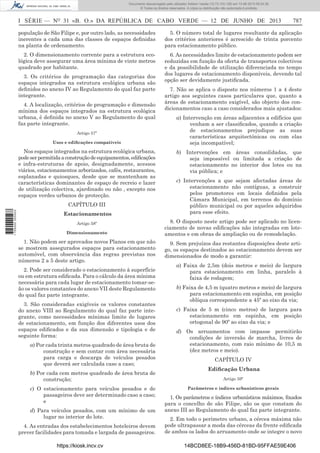 Documento descarregado pelo utilizador Adilson Varela (10.73.103.139) em 13-06-2013 09:34:39.
© Todos os direitos reservados. A cópia ou distribuição não autorizada é proibida.

I SÉRIE — NO 31 «B. O.» DA REPÚBLICA DE CABO VERDE — 12 DE JUNHO DE 2013

787

população de São Filipe e, por outro lado, as necessidades
inerentes a cada uma das classes de espaços deﬁnidas
na planta de ordenamento.

5. O número total de lugares resultante da aplicação
dos critérios anteriores é acrescido de trinta porcento
para estacionamento público.

2. O dimensionamento corrente para a estrutura ecológica deve assegurar uma área mínima de vinte metros
quadrado por habitante.

6. As necessidades limite de estacionamento podem ser
reduzidas em função da oferta de transportes colectivos
e da possibilidade de utilização diferenciada no tempo
dos lugares de estacionamento disponíveis, devendo tal
opção ser devidamente justiﬁcada.

3. Os critérios de programação das categorias dos
espaços integrados na estrutura ecológica urbana são
deﬁnidos no anexo IV ao Regulamento do qual faz parte
integrante.
4. A localização, critérios de programação e dimensão
mínima dos espaços integrados na estrutura ecológica
urbana, é deﬁnida no anexo V ao Regulamento do qual
faz parte integrante.
Artigo 57º
Usos e ediﬁcações compatíveis

Nos espaços integrados na estrutura ecológica urbana,
pode ser permitida a construção de equipamentos, ediﬁcações
e infra-estruturas de apoio, designadamente, acessos
viários, estacionamentos arborizados, cafés, restaurantes,
esplanadas e quiosques, desde que se mantenham as
características dominantes de espaço de recreio e lazer
de utilização colectiva, ajardinado ou não , excepto nos
espaços verdes urbanos de protecção.
1 705000 005433

CAPÍTULO III
Estacionamentos
Artigo 58º
Dimensionamento

1. Não podem ser aprovados novos Planos em que não
se mostrem assegurados espaços para estacionamento
automóvel, com observância das regras previstas nos
números 2 a 5 deste artigo.
2. Pode ser considerado o estacionamento à superfície
ou em estrutura ediﬁcada. Para o cálculo da área mínima
necessária para cada lugar de estacionamento tomar-seão os valores constantes do anexo VII deste Regulamento
do qual faz parte integrante.
3. São consideradas exigíveis os valores constantes
do anexo VIII ao Regulamento do qual faz parte integrante, como necessidades mínimas limite de lugares
de estacionamento, em função dos diferentes usos dos
espaços ediﬁcados e da sua dimensão e tipologia e de
seguinte forma:
a) Por cada trinta metros quadrado de área bruta de
construção e sem contar com área necessária
para carga e descarga de veículos pesados
que deverá ser calculada caso a caso;
b) Por cada cem metros quadrado de área bruta de
construção;
c) O estacionamento para veículos pesados e de
passageiros deve ser determinado caso a caso;
e
d) Para veículos pesados, com um mínimo de um
lugar no interior do lote.
4. As entradas dos estabelecimentos hoteleiros devem
prever facilidades para tomada e largada de passageiros.
https://kiosk.incv.cv

7. Não se aplica o disposto nos números 1 a 4 deste
artigo aos seguintes casos particulares que, quanto a
áreas de estacionamento exigível, são objecto dos condicionamentos caso a caso considerados mais ajustados:
a) Intervenção em áreas adjacentes a edifícios que
venham a ser classiﬁcados, quando a criação
de estacionamentos prejudique as suas
características arquitectónicas ou com elas
seja incompatível;
b) Intervenções em áreas consolidadas, que
seja impossível ou limitada a criação de
estacionamento no interior dos lotes ou na
via pública; e
c) Intervenções a que sejam afectadas áreas de
estacionamento não contíguas, a construir
pelos promotores em locais deﬁnidos pela
Câmara Municipal, em terrenos do domínio
público municipal ou por aqueles adquiridos
para esse efeito.
8. O disposto neste artigo pode ser aplicado no licenciamento de novas ediﬁcações não integradas em loteamentos e em obras de ampliação ou de remodelação.
9. Sem prejuízos das restantes disposições deste artigo, os espaços destinados ao estacionamento devem ser
dimensionados de modo a garantir:
a) Faixa de 2,5m (dois metros e meio) de largura
para estacionamento em linha, paralelo à
faixa de rodagem;
b) Faixa de 4,5 m (quatro metros e meio) de largura
para estacionamento em espinha, em posição
oblíqua correspondente a 45º ao eixo da via;
c) Faixa de 5 m (cinco metros) de largura para
estacionamento em espinha, em posição
ortogonal de 90º ao eixo da via; e
d) Os arruamentos com impasse permitirão
condições de inversão de marcha, livres de
estacionamento, com raio mínimo de 10,5 m
(dez metros e meio).
CAPÍTULO IV
Ediﬁcação Urbana
Artigo 59º
Parâmetros e índices urbanísticos gerais

1. Os parâmetros e índices urbanísticos máximos, ﬁxados
para o concelho de são Filipe, são os que constam do
anexo III ao Regulamento do qual faz parte integrante.
2. Em todo o perímetro urbano, a cércea máxima não
pode ultrapassar a moda das cérceas da frente ediﬁcada
de ambos os lados do arruamento onde se integre o novo
14BCD8EE-18B9-456D-81BD-95FFAE59E406

 
