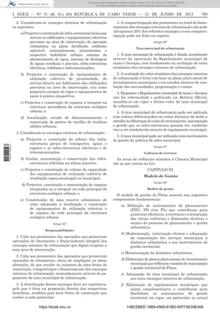 Documento descarregado pelo utilizador Adilson Varela (10.73.103.139) em 13-06-2013 09:34:39.
© Todos os direitos reservados. A cópia ou distribuição não autorizada é proibida.

I SÉRIE — NO 31 «B. O.» DA REPÚBLICA DE CABO VERDE — 12 DE JUNHO DE 2013
2. Consideram-se encargos internos de urbanização
os seguintes:
a) Projectos e construção de infra-estruturas locais que
servem as ediﬁcações e equipamentos colectivos
previstos na área de intervenção da operação
urbanística ou plano detalhado, conforme
aplicável, nomeadamente arruamentos e
respectivo mobiliário urbano, sistema de
abastecimento de água, sistema de drenagem
de águas residuais e pluviais, infra-estruturas
eléctricas, telefones e telecomunicações;
b) Projectos e construção de equipamentos de
utilização colectiva de proximidade, de
serviço directo aos habitantes das ediﬁcações
previstas na área de intervenção, tais como
pequenos campos de jogos e equipamentos de
apoio à prática desportiva;
c) Projectos e construção de espaços a integrar na
estrutura secundária da estrutura ecológica
urbana; e
d) Localização, estudo de dimensionamento e
construção de pontos de recolha de resíduos
sólidos urbanos.

1 705000 005433

3. Consideram-se encargos externos de urbanização:
a) Projectos e construção do reforço das infraestruturas gerais de transportes, águas e
esgotos e as infra-estruturas eléctricas e de
telecomunicações;

789

4. A comparticipação dos promotores no total do ﬁnanciamento dos encargos externos de urbanização não pode
ultrapassar 20% dos referidos encargos e essa comparticipação pode ser feita em espécie.
Artigo 66º
Taxa municipal de urbanização

1. A taxa municipal de urbanização é ﬁxada anualmente
através da aprovação do Regulamento municipal de
taxas e licenças, com fundamento na avaliação do valor
económico dos encargos externos de urbanização.
2. A avaliação do valor económico dos encargos externos
de urbanização é feita com base no plano pluri-anual de
investimentos municipais e em estudos técnicos de avaliação das necessidades, programação e custos.
3. Enquanto o Regulamento municipal de taxas e licenças
não for reformulado e publicado em Boletim Oﬁcial,
mantém-se em vigor o último valor da taxa municipal
de urbanização.
4. A taxa municipal de urbanização pode ser aplicada
com valores diferenciados em zonas distintas de modo a
atender às diferenças de custo de investimento, manutenção
e gestão que as infra-estruturas possam ter, conforme
vier a ser estabelecido através de regulamento municipal.
5. A taxa municipal pode ser utilizada como instrumento
de gestão da política de solos municipal.
Artigo 67º
Cedência de terrenos

b) Gestão, manutenção e conservação das infraestruturas referidas na alínea anterior;

As áreas de cedências mínimas à Câmara Municipal
são as que consta na Lei.

c) Projectos e construção do reforço da capacidade
dos equipamentos de utilização colectiva de
irradiação supra-municipal ou municipal;

CAPÍTULO III

d) Projectos, construção e manutenção de espaços
integrados ou a integrar na rede principal da
estrutura ecológica urbana; e
e) Constituição de uma reserva urbanística de
solos adequada à localização e construção
de equipamentos de utilização colectiva e
de espaços da rede principal da estrutura
ecológica urbana.
Artigo 65º
Responsabilidades

1. Cabe aos promotores das operações que promovam
operações de loteamento o ﬁnanciamento integral dos
encargos internos de urbanização que digam respeito a
essa área de intervenção.
2. Cabe aos promotores das operações que promovam
operações de loteamento, obras de ampliação ou obras
alteração, de que resulte no aumento de área bruta de
construção, comparticipar o ﬁnanciamento dos encargos
externos de urbanização, nomeadamente através do pagamento da taxa municipal de urbanização.
3. A distribuição destes encargos deve ser equitativa,
pelo que é feita na proporção directa dos respectivos
benefícios, medidos pela área bruta de construção que
couber a cada particular.
https://kiosk.incv.cv

Modelo de Gestão
Artigo 68º
Modelo de gestão

O modelo de gestão do Plano assenta nas seguintes
componentes fundamentais:
a) Deﬁnição de instrumentos de planeamento
(PDU, PD e/ou PL) que contribuam para
aumentar eﬁciência, a coerência e a integração
das várias valências e dimensões técnicas e
sociais do processo de planeamento e gestão
urbanística;
b) Modernização, valorização técnica e adequação
da organização dos serviços municipais à
dinâmica urbanística e aos instrumentos de
gestão territorial;
c) Monitorização da dinâmica urbanística;
d) Elaboração de planos pluri-anuais de investimento
municipal que reﬂictam o modelo de organização
e gestão territorial do Plano;
e) Adequação da taxa municipal de urbanização
aos reais encargos externos de urbanização;
f) Elaboração de regulamentos municipais que
sejam complementares e contribuam para
ﬂexibilizar os instrumentos de gestão
territorial em vigor, em particular no actual
14BCD8EE-18B9-456D-81BD-95FFAE59E406

 