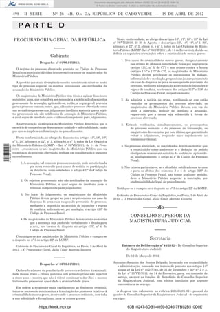 Documento descarregado pelo utilizador Adilson (10.8.0.12) em 25-04-2012 14:45:14.
                                                                                    © Todos os direitos reservados. A cópia ou distribuição não autorizada é proibida.


                  498      II SÉRIE — NO 26                  «B. O.» DA REPÚBLICA DE CABO VERDE — 19 DE ABRL DE 2012


                      PA RT E D

                  PROCURADORIA-GERAL DA REPÚBLICA                                                       Nesta conformidade, ao abrigo dos artigos 15º, 17º, 18º e 23º da Lei
                                                                                                     nº 78/VII/2010, de 30 de Agosto, e dos artigos 15º, 18º, 19º, nº 1, 20º,
                                                                                                     alínea c), e 22º, nº 2, alínea b), e nº 3, todos da Lei Orgânica do Minis-
                                                   –––––                                             tério Público (LOMP- Lei nº 89/VII/2011, de 14 de Fevereiro), decide-se
                                                                                                     deﬁnir as seguintes orientações sobre a criminalidade menos grave:
                                                Gabinete
                                                                                                             1. Nos casos de criminalidade menos grave, designadamente
                                       Despacho nº 01/90.01/2012:                                                  nos crimes de ofensa à integridade física por negligência
                    O regime do processo abreviado previsto no Código de Processo                                  (artigo 131º, nº 3, do CP) e nos crimes contra a honra
                  Penal tem suscitado dúvidas interpretativas entre os magistrados do                              (artigos 174º e 175º do CP), os magistrados do Ministério
                  Ministério Público.                                                                              Público devem privilegiar os mecanismos de diálogo,
                                                                                                                   informalidade e mediação, propondo ao juiz arquivamento
                     A questão que mais divergência suscita consiste em saber se neste                             em caso de dispensa de pena ou a suspensão provisória do
                  tipo de processo especial os sujeitos processuais são notiﬁcados da                              processo, mediante a imposição ao arguido de injunções e
                  acusação do Ministério Público.                                                                  regras de conduta, nos termos dos artigos 317º e 318º do
                                                                                                                   Código de Processo Penal, respectivamente;
                     Os magistrados do Ministério Público têm vindo a aplicar duas teses
                  seguintes: uma, que considera ser necessária a notiﬁcação dos sujeitos                     2. Ao adquirir a notícia do crime, veriﬁcando-se que estão
                  processuais da acusação, aplicando-se, então, a regra geral prevista                             reunidos os pressupostos do processo abreviado, os
                  para o processo comum; outra, que, olhando o processo abreviado como                             magistrados do Ministério Público devem, em vez de
                  um verdadeiro processo com julgamento imediato, sustenta que os sujei-                           abrir a instrução, deduzir de imediato a acusação,
                  tos processuais não são notiﬁcados da acusação do Ministério Público,                            requerendo que a causa seja submetida à forma de
                  a qual segue de imediato para o tribunal competente para julgamento.                             processo abreviado;
                    A estruturação hierárquica do Ministério Público determina que o                         3. Estando veriﬁcados, simultaneamente, os pressupostos
                  exercício de competências deste mostre unidade e indivisibilidade, razão                         do processo sumário e do processo de transacção, os
                  por que se impõe a uniformização de procedimentos.                                               magistrados devem optar por este último, que, permitindo
                                                                                                                   evitar o julgamento, responde mais rapidamente ao
                     Nesta conformidade, ao abrigo do disposto nos artigos 15º, 18º, 19º,                          fenómeno criminal;
                  nº 1, 20º, alínea c), e 22º, nº 2, alínea b), e nº 3, todos da Lei Orgânica
                  do Ministério Público (LOMP) – Lei nº 89/VII/2011, de 14 de Feve-
1 518000 002089




                                                                                                             4. No processo abreviado, os magistrados devem sustentar que
                  reiro –, recomenda-se aos magistrados do Ministério Público que, na                               a constituição como assistente e a dedução do pedido
                  tramitação do processo abreviado, tenham em consideração o seguinte                               cível podem ocorrer até ao início da audiência, aplicando-
                  entendimento:                                                                                     se, analogicamente, o artigo 421º do Código de Processo
                                                                                                                    Penal;
                        1. A acusação, tal como em processo sumário, pode ser efectuada
                               por mera remissão para o auto de notícia ou participação                      5. Nos crimes particulares, se o ofendido, notiﬁcado nos termos
                               ou denúncia, como estabelece o artigo 432º do Código de                              e para os efeitos dos números 3 e 4 do artigo 320º do
                               Processo Penal;                                                                      Código de Processo Penal, não tomar qualquer posição,
                                                                                                                    deve o Ministério Público arquivar a instrução, por
                        2. Os sujeitos processuais não são notiﬁcados da acusação do                                inadmissibilidade legal do procedimento.
                              Ministério Público, a qual segue de imediato para o
                              tribunal competente para julgamento;                                      Notiﬁque-se e cumpra-se o disposto no nº 3 do artigo 22º da LOMP.
                        3. No início do julgamento, os magistrados do Ministério                       Gabinete do Procurador-Geral da República, na Praia, 3 de Abril de
                             Público devem propor ao juiz o arquivamento em caso de                  2012. – O Procurador-Geral, Júlio César Martins Tavares
                             dispensa de pena ou a suspensão provisória do processo,
                             mediante a imposição ao arguido de injunções e regras
                             de conduta, aplicando-se, por analogia, o artigo 420º do
                                                                                                                                  ––––––o§o––––––
                             Código de Processo Penal;
                                                                                                                     CONSELHO SUPERIOR DA
                        4. Os magistrados do Ministério Público devem ainda sustentar
                               que a sentença seja proferida verbalmente e ditada para                               MAGISTRATURA JUDICIAL
                               a acta, nos termos do disposto no artigo 435º, nº 4, do
                               Código de Processo Penal.                                                                                      –––––
                     Comunique-se aos magistrados do Ministério Público e cumpra-se
                  o disposto no nº 3 do artigo 22º da LOMP.                                                                              Secretaria
                    Gabinete do Procurador-Geral da República, na Praia, 3 de Abril de                       Extracto de Deliberação nº 44/2012 – Do Conselho Superior
                  2012. – O Procurador-Geral, Júlio César Martins Tavares                                      da Magistratura Judicial:

                                                                                                                  De 12 de Março de 2012:
                                                   –––––
                                                                                                     Antonino Joaquim dos Santos Delgado, licenciado em contabilidade
                                       Despacho nº 03/90.01/2012:
                                                                                                       e administração, nomeado nos termos do previsto nos artigos 14°
                     O elevado número de pendência de processos relativos à criminali-                 alínea a) da Lei n° 102/IV/93, de 31 de Dezembro e 50° n° 2 e 3,
                  dade menos grave – crimes puníveis com pena de prisão não superior                   da Lei n° 90/VII/2011, de 14 de Fevereiro, para, em comissão de
                  a cinco anos – mostra que não é viável continuar a dar-lhes o mesmo                  serviço, exercer as funções de Secretário do Conselho Superior
                  tratamento processual que é dado à criminalidade grave.                              da Magistratura Judicial, com efeitos imediatos por urgente
                                                                                                       conveniência de serviço.
                     Em ordem a responder mais rapidamente ao fenómeno criminal,
                  torna-se necessário autonomizar a tramitação dos processos relativos à               A despesa tem cabimento na rubrica 2.01.01.01.02 - pessoal do
                  criminalidade menos grave, reservando o processo ordinário, com toda               quadro do Conselho Superior da Magistratura Judicial - do orçamento
                  a sua solenidade e formalismo, para os crimes graves.                              em vigor.


                                       https://kiosk.incv.cv                                                       63B10247-5DB1-4059-8D46-7FB92B510D8E
 