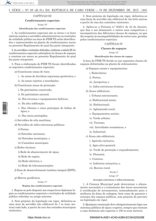 I SÉRIE — NO
69 «B. O.» DA REPÚBLICA DE CABO VERDE — 19 DE DEZEMBRO DE 2012 1441
CAPÍTULO III
Condicionantes especiais
Artigo 10º
Identiﬁcação das condicionantes especiais
1. As condicionantes especiais são as áreas e os bens
imóveis sujeitos a servidões administrativas ou restrições
de utilidade pública na área do PDM TS estão identiﬁca-
dos e representados na planta de condicionantes anexo
ao presente Regulamento do qual faz parte integrante.
2.Asservidõeserestriçõesdeﬁnidas,conformeatabelaIII de
condicionantes especiais sobrepõem às classes de espaços
e constam em anexo ao presente Regulamento do qual
faz parte integrante.
3. Para a elaboração do PDM TS foram identiﬁcadas
os seguintes condicionantes especiais:
a) Constituem zonas de risco:
i. As zonas de duvidosa segurança geotécnica; e
ii. As zonas sujeitas a inundações.
b) Constituem zonas de protecção:
i. Do património construído;
ii. Do património natural;
iii. Dos recursos e equipamentos hídricos;
iv. Da alta inﬁltração;
v. Das ribeiras e eixos principais de linhas de
água; e
vi. Das áreas protegidas.
c) Servidões de orla marítima;
d) Servidões de infra-estruturas públicas:
i) Portos;
ii) Estradas nacionais;
iii) Estradas municipais; e
iv) Caminhos municipais.
e) Redes técnicas:
i) Rede de abastecimento de água;
ii) Rede de esgoto;
iii) Rede eléctrica; e
iv) Rede de telecomunicações.
f) Zona de desenvolvimento turístico integral (ZDTI);
e
g) Marcos geodésicos.
Artigo 11º
Regime das condicionantes especiais
1. Regem-se pelo disposto nos respectivos diplomas le-
gais as condicionantes especiais e restrições de utilidade
pública referidas no artigo anterior.
2. Sem prejuízo da legislação em vigor, delimitou-se
uma área de servidão não ediﬁcavel de 7 m (sete me-
tros) cada lado, a partir do eixo das estradas municipais
existentes.
3. Sem prejuízo da legislação em vigor, delimitou-se
uma faixa de servidão não ediﬁcável de 3m (três metros
a partir do eixo dos caminhos existentes.
4. Aplica-se a Portaria n.º 6/2011 de 24 de Janeiro,
que ﬁxa o uso dominante e outros usos compatíveis e
incompatíveis das diferentes classes de espaços, no que
diz respeito às incompatibilidades de certos usos, geradas
pelas condicionantes especiais.
CAPÍTULO IV
Classes de espaços
Artigo 12º
Identiﬁcação das classes de espaço
A área do PDM TS divide-se nas seguintes classes de
espaços delimitadas na planta de ordenamento:
a) Espaços canais e equipamentos:
i. Rodoviários;
ii. Portos;
iii. Aeroportos; e
iv. Infra-estruturas técnicas.
b) Áreas ediﬁcáveis:
i. Urbana estruturante;
ii. Habitacional mista;
iii. Habitacional;
iv. Aglomerado rural;
v. Equipamentos sociais;
vi. Verde urbano;
vii. Turismo;
viii. Actividades económicas; e
ix. Industrial.
c) Áreas não ediﬁcáveis:
i. Agrícola exclusiva;
ii. Agro-silvo-pastoril;
iii. Verde de protecção e enquadramento;
iv. Florestal;
v. Costeira;
vi. Indústria extractiva; e
vii. Recreio rural.
Secção I
Artigo 13º
Arranjos exteriores e infra-estruturas
1. A Câmara Municipal pode determinar o afasta-
mento necessário e o tratamento das áreas necessárias
à rectiﬁcação de arruamentos, nomeadamente para a
melhoria da faixa de rodagem, bem como de passeios e
arranjos dos espaços públicos, sem prejuízo do previsto
na legislação em vigor.
2. Qualquer construção deve obrigatoriamente ligar aos
sistemas públicos de água e esgotos, sempre que existam
a uma distância não superior a 100 m (cem metros).
https://kiosk.incv.cv 936A8AFA-A5D1-4C4D-A3B0-EC354325529B
Documento descarregado pelo utilizador Adilson (10.8.0.12) em 28-12-2012 10:38:35.
© Todos os direitos reservados. A cópia ou distribuição não autorizada é proibida.
1627000002089
 