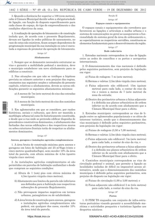 1442 I SÉRIE — NO
69 «B. O.» DA REPÚBLICA DE CABO VERDE — 19 DE DEZEMBRO DE 2012
3. Quando a distância for superior a 100 (cem metros),
cabe à Câmara Municipal decidir sobre a obrigatoriedade
de ligação, em função do disposto especiﬁcamente para
cada classe de espaço, do tipo de empreendimento e das
condições objectivas da zona.
4. A realização de operações de loteamento e de construção
isolada que, de acordo com o presente Regulamento,
devam ser ligadas às redes públicas de saneamento, no
caso de estas não existirem, ﬁcam sempre dependentes de
programação municipal da sua instalação ou esta é execu-
tada a expensas do promotor da operação de loteamento.
Artigo 14º
Alinhamentos
1. Sempre que se demonstre necessário estruturar as
vias e garantir a mobilidade pedonal e mecânica, deve
o município estabelecer um novo alinhamento para os
edifícios a construir.
2. Nas situações em que não se veriﬁque a hipótese
prevista no número anterior e sem prejuízo das regras,
constantes nas seguintes secções e subsecções do presente
capítulo, relativas a alinhamentos, devem as novas edi-
ﬁcações garantir os seguintes afastamentos mínimos:
a) A menos de 7m (sete metros) do eixo das estradas
municipais;
b) A menos de 3m (três metros) do eixo dos caminhos
municipais.
3. Em aglomerados em que se considere, por razões
históricas, sociais e culturais, que deve ser mantida a
morfologia urbana tal como foi historicamente constituída,
e desde que a rua onde se pretenda ediﬁcar disponha de
precedentes construtivos dominantes, o alinhamento das
fachadas das novas ediﬁcações e dos respectivos muros
ou sebes exteriores frontais terão de respeitar os alinha-
mentos dominantes.
Artigo 15º
Anexos, garagens e instalações agrícolas complementares
1. A área bruta de construção máxima para anexos e
garagens em lotes de habitação até 25 m2
/fogo (vinte e
cinco metros quadrados/fogo), sem exceder 10% da área
total da parcela, com altura máxima de 4,5m (quatro
virgula cinco metros).
2. As instalações agrícolas complementares só são
permitidas em parcelas de habitação unifamiliar e desde
que cumpram as seguintes condições:
a) Altura de 1 (um) piso com cércea máxima de
4,5m (quatro virgula cinco metros);
b) Afastamento aos limites da parcela não inferiores
aos deﬁnidos para a habitação nas respectivas
subsecções do presente Regulamento;
c) Não provoquem impactes negativos em termos
urbanos, paisagísticos ou de salubridade;
d) A área bruta de construção para anexos, garagens
e instalações agrícolas complementares não
poderá, em qualquer dos casos, exceder 10%
da área total da parcela.
Secção II
Artigo 16º
Espaços canais e equipamentos
O espaços canais e equipamentos são corredores que
favorecem as ligações e articulam a malha urbana e o
sistema de comunicações no geral ao assegurarem a fun-
cionalidade do sistema geral da área de ordenamento e,
ao especializarem as respectivas servidões, constituem-se
elementos fundamentais para o desenvolvimento da região.
Artigo 17º
Rede rodoviária
1. Estradas nacionais correspondem às vias de ligação
entre as sedes de concelhos e os portos e aeroportos
internacionais.
2. O dimensionamento das vias nacionais é deﬁnido
pelos seguintes parâmetros, sem prejuízo da legislação
em vigor:
a) Faixa de rodagem: 7 m (sete metros);
b) Bermas e valetas: 2,5m (dois virgula cinco metros);
c) Faixa adjacente não ediﬁcavel: 15m (quinze
metros) para cada lado, a contar do eixo da
via e nunca a menos de 7 (sete metros) da
zona da estrada;
d) Dentro dos perímetros urbanos a faixa adjacente
é a deﬁnida nos planos urbanísticos de ordem
inferior ou de acordo com alinhamento que a
Câmara Municipal ﬁxar para o efeito.
3. Estradas municipais: correspondem as vias de li-
gação entre os aglomerados populacionais e os sítios de
interesse turístico, sendo que o dimensionamento das
vias municipais é deﬁnido pelos seguintes parâmetros,
sem prejuízo da legislação em vigor:
a) Faixas de rodagem (3,50 a 7,00 metros);
b) Bermas e valetas: 2,5m (dois virgula cinco metros);
c) Faixa adjacente não ediﬁcavel: 7m (sete metros)
para cada lado, a contar do eixo da via; e
d) Dentro dos perímetros urbanos a faixa adjacente
é a deﬁnida nos planos urbanísticos de ordem
inferior ou de acordo com alinhamento que a
Câmara Municipal ﬁxar para o efeito.
4. Caminhos municipais correspondem as vias de
circulação pedonal e animal, que permite a ligação as
localidades isoladas de difícil ou impossível acesso al-
ternativo, sendo que o dimensionamento dos caminhos
municipais é deﬁnido pelos seguintes parâmetros, sem
prejuízo do disposto na legislação em vigor:
a) Faixas de circulação (1,00 a 3,00 metros); e
b) Faixa adjacente não ediﬁcável 3 m (três metros)
para cada lado, a contar do eixo da via.
Artigo 18º
Portos
1. O PDM TS enquadra um conjunto de infra-estru-
turas portuárias visando garantir a acessibilidade ma-
rítima e actividades pesqueira e turísticas ligadas aos
desportos náuticos.
https://kiosk.incv.cv 936A8AFA-A5D1-4C4D-A3B0-EC354325529B
Documento descarregado pelo utilizador Adilson (10.8.0.12) em 28-12-2012 10:38:35.
© Todos os direitos reservados. A cópia ou distribuição não autorizada é proibida.
1627000002089
 