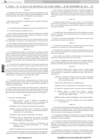 II SÉRIE — NO
72 «B. O.» DA REPÚBLICA DE CABO VERDE — 20 DE DEZEMBRO DE 2012 371
Artigo 9°
A sociedade pode emitir certiﬁcados de depósito, obrigações e outros
títulos de dívida a curto, médio e longo prazo por deliberação do conselho
de administração, observadas as disposições legais aplicáveis.
Artigo 10°
São órgãos da sociedade a assembleia geral, o conselho de adminis-
tração e o ﬁscal único.
Artigo 11°
1. A assembleia geral e formada pelos accionistas com direito de voto.
2. A cada 100 acções corresponde um voto.
3. Os accionistas possuidores dum número de acções que não atinja
o ﬁxado no número anterior poderão agrupar-se de forma a reuni-lo,
fazendo-se representar por um deles.
4. Qualquer accionista com direito de voto, pessoa singular ou colec-
tiva, pode fazer-se representar na assembleia geral, nos termos da lei.
5. Os membros dos órgãos sociais deverão estar presentes nas reu-
niões da assembleia geral e poderão participar nos seus trabalhos, sem
que tenham, naquela qualidade, direito devoto.
Atrigo 12°
1. A assembleia geral considera se regularmente constituída e poderá
deliberar validamente, em primeira convocação, quando estiverem pre-
sentes ou representados accionistas titulares de, pelo menos, cinquenta
por cento e mais uma acções e, em segunda convocação, qualquer que
seja o número de accionistas presentes ou representados e o montante
de capital que lhes couber, salvo disposições legais ou estatutárias em
contrário.
2. A convocatória da assembleia geral será feita pelo presidente da
mesa ou por quem o substitua, no prazo e pelos meios previstos na lei.
3. A convocatória duma assembleia geral pode ﬁxar uma segunda
data de reunião para o caso de a assembleia não poder reunir por falta
de quorum, dentro de trinta dias mas não antes de quinze, podendo
esta deliberar qualquer que seja o número de accionistas presentes ou
representados e o montante de capital que lhes couber.
Artigo 13°
1. A assembleia geral reúne ordinariamente até trinta e um de
Março de cada ano para discutir e aprovar ou modiﬁcar o relatório do
conselho de administração, o balanço e as contas do exercício ﬁndo e o
relatório do conselho ﬁscal.
2. A assembleia reunirá ainda extraordinariamente a pedido de um
dos órgãos sociais ou de accionistas que representem pelo menos cinco
por cento do capital social, para tratar dos assuntos para que tenha
sido convocada, os quais constarão expressamente da convocatória.
Artigo 14°
1. Compete à assembleia geral:
a) Apreciar, discutir e votar o relatório do conselho de
administração, o balanço, as contas e os pareceres que
sobre eles hajam sido emitidos por quem de direito;
b) Deliberar sobre a proposta de aplicação dos resultados;
c) Eleger a mesa da assembleia geral, os membros do conselho
de administração, bem como os respectivos presidentes,
o ﬁscal único e o seu substituto;
d) Deliberar sobre alterações estatutárias e do capital;
e) Deliberar sobre as remunerações dos titulares dos órgãos
sociais, podendo designar uma comissão de vencimentos
e nela delegar esta competência;
f) Autorizar a celebração de contratos de subordinação em
relação a uma sociedade participante, se e quando
permitidos por lei;
g) Tratar de qualquer outro assunto para que tenha sido convocada.
2. As deliberações são tomadas por maioria simples dos votos expressos,
sempre que a lei ou os estatutos não requeiram maioria qualiﬁcada.
3. Para efeitos de alterações estatutárias, aumentos de capital que
não sejam a simples incorporação de reservas e eleição ele titulares de
órgãos sociais, a assembleia só pode reunir em primeira convocação com
a presença mínima da maioria absoluta dos accionistas com direito
de voto.
Artigo 15°
A assembleia geral reunirá na sede social, ou no local indicado
nos anúncios convocatórios e é dirigida pelo presidente da respectiva
mesa, a que também pertence um secretário, eleitos por períodos de
três anos, renováveis.
Artigo 16°
1. As deliberações da assembleia-geral serão tomadas por maioria
dos votos presentes, salvo disposição legal ou estatutária que exija
maioria qualiﬁcada.
2. Requer-se a maioria qualiﬁcada de dois terços do capital repre-
sentado para alterações dos estatutos.
Artigo 17°
1. O conselho de administração é composto por um número ímpar
de membros, no mínimo três, um dos quais presidirá.
2. O mandato dos membros do conselho de administração é de três
anos, renovável, subsistindo até a tomada de posse dos membros que
os vierem a substituir.
3. Os membros do conselho de administração são dispensados de
apresentar caução pelo exercício dos seus cargos.
4. As vagas e impedimentos que ocorram no conselho de adminis-
tração serão preenchidos por cooptacão dos seus membros até que a
primeira assembleia geral sobre eles deﬁnitivamente proveja.
Artigo 18°
Ao conselho de administração compete exercer os mais amplos
poderes de gerência, orientando os negócios sociais e administrando
o seu património, e representar a sociedade em juízo e fora dele, no-
meadamente:
a) Elaborar o relatório, dar balanço e prestar conta à assembleia
geral em relação a cada exercício, propondo a aplicação
dos resultados apurados:
b) Executaras deliberações da assembleia geral;
c) Elaborar normas, regulamentos e procedimentos internos;
d) Contratar e despedir pessoal, exercendo o poder disciplinar;
e) Adquirir, alienar e onerar bens móveis e imóveis,
nomeadamente participações no capital de sociedades,
de acordo com o objecto social;
f) Deliberar sobre a emissão de obrigações e outros títulos de divida;
g) Supervisionar a acção das entidades em que haja delegado
os seus poderes.
Artigo 19°
1. O conselho de administração pode delegar todas ou parte das suas
competências por lei delegáveis, salvo as previstas na alínea g) do artigo
anterior, num dos administradores, numa comissão executiva ou, por
contrato de gestão, numa empresa especializada.
2. A revogação da delegação de competências, carece de conﬁrmação
em assembleia-geral, e sujeitar-se-á as regras contratuais, se efectuada
ao abrigo de contrato de gestão.
3. O contrato de gestão deverá obrigatoriamente prever mecanis-
mos de cessação dos vínculos contratuais ou de redução dos poderes
delegados, nomeadamente no caso de não aprovação pelo conselho de
administração do relatório e contas anuais, ou do plano de actividades
e orçamento.
4. Competências especíﬁcas do conselho de administração, desig-
nadamente no tocante a decisões operacionais e actos que obriguem a
sociedade, podem ser delegadas, ou subdelegadas, em procuradores.
https://kiosk.incv.cv E2E26BC5-4F19-4331-833C-507F1A3377F3
Documento descarregado pelo utilizador Adilson (10.8.0.12) em 28-12-2012 10:40:32.
© Todos os direitos reservados. A cópia ou distribuição não autorizada é proibida.
1631000002089
 