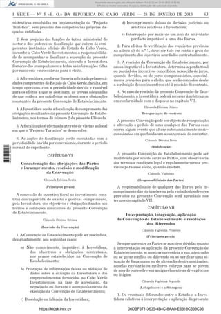I SÉRIE — NO
5 «B. O.» DA REPÚBLICA DE CABO VERDE — 28 DE JANEIRO DE 2013 93
nistrativas envolvidas na implementação do “Projecto
Turístico”, sem prejuízo das competências próprias da-
quelas entidades
2. Sem prejuízo das funções de tutela ministerial do
sector e dos poderes de ﬁscalização que cabem às com-
petentes instâncias oﬁciais do Estado de Cabo Verde,
incumbe a Cabo Verde Investimentos a responsabilida-
de de acompanhar e ﬁscalizar a execução da presente
Convenção de Estabelecimento, devendo a Investidora
fornecer-lhe atempadamente todas as informações tidas
por razoáveis e necessárias para o efeito.
3. A Investidora, conforme lhe seja solicitado pelas enti-
dades competentes do Estado de Cabo Verde, faculta, em
tempo oportuno, com a periodicidade devida e razoável
para os efeitos a que se destinam, as provas adequadas
de que estão a ser satisfeitos os objectivos e obrigações
constantes da presente Convenção de Estabelecimento.
4. A Investidora aceita a ﬁscalização do cumprimento das
obrigações resultantes da presente Convenção de Estabe-
lecimento, nos termos do número 2 da presente Cláusula.
5. A ﬁscalização é efectuada através de visitas ao local
em que o “Projecto Turistico” se desenvolve.
6. As acções de ﬁscalização serão executadas com a
periodicidade havida por conveniente, durante o período
normal de expediente.
CAPÍTULO VI
Concatenação das obrigações das Partes
e incumprimento, rescisão e modiﬁcação
da Convenção
Cláusula Décima Sexta
(Princípios gerais)
A concessão do incentivo ﬁscal ao investimento cons-
titui contrapartida do exacto e pontual cumprimento,
pela Investidora, dos objectivos e obrigações ﬁxados nos
termos e condições constantes da presente Convenção
de Estabelecimento.
Cláusula Décima Sétima
(Rescisão da Convenção)
1. A Convenção de Estabelecimento pode ser rescindida,
designadamente, nos seguintes casos:
a) Não cumprimento, imputável à Investidora,
dos objectivos e obrigações contratuais,
nos prazos estabelecidos na Convenção de
Estabelecimento;
b) Prestação de informações falsas ou viciação de
dados sobre a situação da Investidora e dos
empreendimentos fornecidos ao Cabo Verde
Investimentos, na fase de apreciação, da
negociação ou durante o acompanhamento da
execução da Convenção de Estabelecimento;
c) Dissolução ou falência da Investidora;
d) Incumprimento doloso de decisões judiciais ou
arbitrais relativas à Investidora;
e) Interrupção por mais de um ano da actividade
por facto imputável a uma das Partes.
2. Para efeitos de veriﬁcação dos requisitos previstos
na alínea a) do n.º 1, deve ser tido em conta o grau de
cumprimento dos objectivos acordados contratualmente.
3. A rescisão da Convenção de Estabelecimento, por
causa imputável à Investidora, determina a perda total
ou parcial dos incentivos concedidos, acrescida de juros,
quando devidos, ou de juros compensatórios, especial-
mente previstos para o efeito, que serão contados desde
a atribuição desses incentivos até à rescisão do contrato.
4. No caso de rescisão da presente Convenção de Esta-
belecimento, a Investidora poderá recorrer à arbitragem
em conformidade com o disposto no capítulo VII.
Cláusula Décima Oitava
Renegociação do contrato
A presente Convenção pode ser objecto de renegociação
e alteração a pedido de uma qualquer das Partes caso
ocorra algum evento que altere substancialmente as cir-
cunstâncias em que fundaram a sua vontade de contratar.
Cláusula Décima Nova
(Modiﬁcação)
A presente Convenção de Estabelecimento pode ser
modiﬁcada por acordo entre as Partes, com observância
dos termos e condições legal e regulamentarmente pre-
vistos para esse efeito, quando existam.
Cláusula Vigésima
(Responsabilidade das Partes)
A responsabilidade de qualquer das Partes pelo in-
cumprimento das obrigações ou pela violação dos deveres
previstos na presente Convenção será apreciada nos
termos do capítulo VII.
CAPÍTULO VII
Interpretação, integração, aplicação
da Convenção de Estabelecimento e resolução
dos diferendos
Cláusula Vigésima Primeira
(Princípios gerais)
Sempre que entre as Partes se suscitem dúvidas quanto
à interpretação ou aplicação da presente Convenção de
Estabelecimento, se mostrar necessária a sua integração
ou se gerar conﬂito ou diferendo ou se veriﬁcar uma si-
tuação de força maior ou de alteração de circunstâncias,
aquelas envidarão os melhores esforços para se porem
de acordo ou resolverem amigavelmente as divergências
ou litígios.
Cláusula Vigésima Segunda
(Lei aplicável e arbitragem)
1. Os eventuais diferendos entre o Estado e a Inves-
tidora relativos à interpretação e aplicação da presente
https://kiosk.incv.cv 08DBF371-3635-4B4C-8AA0-E6618C638C36
Documento descarregado pelo utilizador Adilson (10.8.0.12) em 31-01-2013 12:55:50.
© Todos os direitos reservados. A cópia ou distribuição não autorizada é proibida.
1652000002089
 