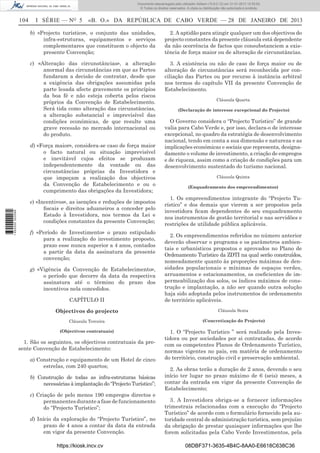 104 I SÉRIE — NO
5 «B. O.» DA REPÚBLICA DE CABO VERDE — 28 DE JANEIRO DE 2013
b) «Projecto turístico», o conjunto das unidades,
infra-estruturas, equipamentos e serviços
complementares que constituem o objecto da
presente Convenção;
c) «Alteração das circunstâncias», a alteração
anormal das circunstâncias em que as Partes
fundaram a decisão de contratar, desde que
a exigência das obrigações assumidas pela
parte lesada afecte gravemente os princípios
da boa fé e não esteja coberta pelos riscos
próprios da Convenção de Estabelecimento.
Será tida como alteração das circunstâncias,
a alteração substancial e imprevisível das
condições económicas, de que resulte uma
grave recessão no mercado internacional ou
do produto.
d) «Força maior», considera-se caso de força maior
o facto natural ou situação imprevisível
e inevitável cujos efeitos se produzam
independentemente da vontade ou das
circunstâncias próprias da Investidora e
que impeçam a realização dos objectivos
da Convenção de Estabelecimento e ou o
cumprimento das obrigações da Investidora;
e) «Incentivos», as isenções e reduções de impostos
ﬁscais e direitos aduaneiros a conceder pelo
Estado à Investidora, nos termos da Lei e
condições constantes da presente Convenção;
f) «Período de Investimento» o prazo estipulado
para a realização do investimento proposto,
prazo esse nunca superior a 4 anos, contados
a partir da data da assinatura da presente
convenção;
g) «Vigência da Convenção de Estabelecimento»,
o período que decorre da data da respectiva
assinatura até o término do prazo dos
incentivos nela concedidos.
CAPÍTULO II
Objectivos do projecto
Cláusula Terceira
(Objectivos contratuais)
1. São os seguintes, os objectivos contratuais da pre-
sente Convenção de Estabelecimento:
a) Construção e equipamento de um Hotel de cinco
estrelas, com 240 quartos;
b) Construção de todas as infra-estruturas básicas
necessárias à implantação do “Projecto Turístico”;
c) Criação de pelo menos 190 empregos directos e
permanentes durante a fase de funcionamento
do “Projecto Turístico”;
d) Início da exploração do “Projecto Turístico”, no
prazo de 4 anos a contar da data da entrada
em vigor da presente Convenção.
2. A aptidão para atingir qualquer um dos objectivos do
projecto constantes da presente cláusula está dependente
da não ocorrência de factos que consubstanciem a exis-
tência de força maior ou de alteração de circunstâncias.
3. A existência ou não de caso de força maior ou de
alteração de circunstâncias será reconhecida por con-
ciliação das Partes ou por recurso à instância arbitral
nos termos do capítulo VII da presente Convenção de
Estabelecimento.
Cláusula Quarta
(Declaração de interesse excepcional do Projecto)
O Governo considera o “Projecto Turístico” de grande
valia para Cabo Verde e, por isso, declara-o de interesse
excepcional, no quadro da estratégia de desenvolvimento
nacional, tendo em conta a sua dimensão e natureza e as
implicações económicas e sociais que representa, designa-
damente o volume de investimento, a criação de empregos
e de riqueza, assim como a criação de condições para um
desenvolvimento sustentado do turismo nacional.
Cláusula Quinta
(Enquadramento dos empreendimentos)
1. Os empreendimentos integrante do “Projecto Tu-
rístico” e dos demais que vierem a ser propostos pela
investidora ﬁcam dependentes do seu enquadramento
nos instrumentos de gestão territorial e nas servidões e
restrições de utilidade pública aplicáveis.
2. Os empreendimentos referidos no número anterior
deverão observar o programa e os parâmetros ambien-
tais e urbanísticos propostos e aprovados no Plano de
Ordenamento Turístico da ZDTI na qual serão construídos,
nomeadamente quanto às proporções máximas de den-
sidades populacionais e mínimas de espaços verdes,
arruamentos e estacionamentos, os coeﬁcientes de im-
permeabilização dos solos, os índices máximos de cons-
trução e implantação, a não ser quando outra solução
haja sido adoptada pelos instrumentos de ordenamento
de território aplicáveis.
Cláusula Sexta
(Concretização do Projecto)
1. O “Projecto Turístico ” será realizado pela Inves-
tidora ou por sociedades por si contratadas, de acordo
com os competentes Planos de Ordenamento Turístico,
normas vigentes no país, em matéria de ordenamento
do território, construção civil e preservação ambiental.
2. As obras terão a duração de 2 anos, devendo o seu
início ter lugar no prazo máximo de 6 (seis) meses, a
contar da entrada em vigor da presente Convenção de
Estabelecimento;
3. A Investidora obriga-se a fornecer informações
trimestrais relacionadas com a execução do “Projecto
Turístico” de acordo com o formulário fornecido pela au-
toridade central de administração turística, sem prejuízo
da obrigação de prestar quaisquer informações que lhe
forem solicitadas pela Cabo Verde Investimentos, pela
https://kiosk.incv.cv 08DBF371-3635-4B4C-8AA0-E6618C638C36
Documento descarregado pelo utilizador Adilson (10.8.0.12) em 31-01-2013 12:55:50.
© Todos os direitos reservados. A cópia ou distribuição não autorizada é proibida.
1652000002089
 