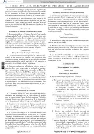 84 I SÉRIE — NO
5 «B. O.» DA REPÚBLICA DE CABO VERDE — 28 DE JANEIRO DE 2013
2. A aptidão para atingir qualquer um dos objectivos do
projecto constantes da presente cláusula está dependente
da não ocorrência de factos que consubstanciem a exis-
tência de força maior ou de alteração de circunstâncias.
3. A existência ou não de caso de força maior ou de
alteração de circunstâncias será reconhecida por con-
ciliação das Partes ou por recurso à instância arbitral
nos termos do capítulo VII da presente Convenção de
Estabelecimento.
Cláusula Quarta
(Declaração de interesse excepcional do Projecto)
O Governo considera o “Projecto Turístico” de grande
valia para Cabo Verde e, por isso, declara-o de interesse
excepcional, no quadro da estratégia de desenvolvimento
nacional, tendo em conta a sua dimensão e natureza e as
implicações económicas e sociais que representa, designa-
damente o volume de investimento, a criação de empregos
e de riqueza, assim como a criação de condições para um
desenvolvimento sustentado do turismo nacional.
Cláusula Quinta
(Enquadramento dos empreendimentos)
1. Os empreendimentos integrante do “Projecto Tu-
rístico” e dos demais que vierem a ser propostos pela
investidora ﬁcam dependentes do seu enquadramento
nos instrumentos de gestão territorial e nas servidões e
restrições de utilidade pública aplicáveis.
2. Os empreendimentos referidos no número anterior
deverão observar o programa e os parâmetros ambien-
tais e urbanísticos propostos e aprovados no Plano de
Ordenamento Turístico da ZDTI na qual serão constru-
ídos, nomeadamente quanto às proporções máximas de
densidades populacionais e mínimas de espaços verdes,
arruamentos e estacionamentos, os coeﬁcientes de imper-
meabilização dos solos, os índices máximos de construção
e implantação, a não ser quando outra solução haja sido
adoptada pelos instrumentos de ordenamento de terri-
tório aplicáveis.
Cláusula Sexta
(Concretização do Projecto)
1. O “Projecto Turístico ” será realizado pela Inves-
tidora ou por sociedades por si contratadas, de acordo
com os competentes Planos de Ordenamento Turístico,
normas vigentes no país, em matéria de ordenamento
do território, construção civil e preservação ambiental.
2. As obras terão a duração de 2 anos, devendo o seu
início ter lugar no prazo máximo de 6 (seis) meses, a
contar da entrada em vigor da presente Convenção de
Estabelecimento.
3. A Investidora obriga-se a fornecer informações
trimestrais relacionadas com a execução do “Projecto
Turístico” de acordo com o formulário fornecido pela au-
toridade central de administração turística, sem prejuízo
da obrigação de prestar quaisquer informações que lhe
forem solicitadas pela Cabo Verde Investimentos, pela
Direcção Geral das Alfandegas e pela Direcção Geral
de Contribuição e Impostos ou por outras entidades
competentes.
Cláusula Sétima
(Garantias gerais para a execução do projecto)
O Governo assegura à Investidora os direitos e as ga-
rantias previstos na Lei n.º 90/IV/93, de 13 de Dezembro,
para a instalação e o funcionamento do projecto, desig-
nadamente, segurança e protecção do seu investimento,
não discriminação, abertura de contas em divisa e sua
movimentação nas suas transacções com o exterior,
transferência, para o exterior, do capital investido e dos
lucros da Investidora, provenientes dos investimentos
realizados no país.
Cláusula Oitava
(Trabalhadores estrangeiros)
1. A Investidora pode contratar trabalhadores estran-
geiros, nos termos da lei.
2. Aos trabalhadores estrangeiros contratados pela
Investidora é garantida livre transferência para o exte-
rior dos rendimentos auferidos no âmbito do “Projecto
Turístico”.
3. Aos trabalhadores referidos nos números anteriores
serão concedidos vistos de entrada em Cabo Verde, bem
como autorização de residência, desde que requeridos
nos termos da lei.
CAPÍTULO III
Obrigações da Investidora
Cláusula Nona
(Obrigações da Investidora)
A Investidora obriga-se perante o Estado a:
a) Fornecer, nos prazos estabelecidos, todos as
informações que lhe forem solicitadas pelas
entidades competentes, para efeitos de
acompanhamento, controlo e ﬁscalização
do “Projecto Turístico”, com vista ao
cumprimento dos objectivos deﬁnidos na
Cláusula 3ª.
b) Comunicar a Cabo Verde Investimentos qualquer
alteração ou ocorrência que ponha em causa
a implementação ou o funcionamento do
“Projecto Turístico”;
c) Cumprir atempadamente as obrigações legais
a que esteja vinculada, designadamente as
ﬁscais e as para com a segurança social;
d) Manter as condições legais necessárias
ao exercício da respectiva actividade,
nomeadamente quanto à sua situação em
matéria de licenciamento; e
e) Manter durante a vigência da Convenção uma
contabilidade organizada de acordo com o
Sistema Nacional de Contabilidade e Relato
Financeiro e que permita autonomizar os
efeitos do Projecto.
https://kiosk.incv.cv 08DBF371-3635-4B4C-8AA0-E6618C638C36
Documento descarregado pelo utilizador Adilson (10.8.0.12) em 31-01-2013 12:55:50.
© Todos os direitos reservados. A cópia ou distribuição não autorizada é proibida.
1652000002089
 