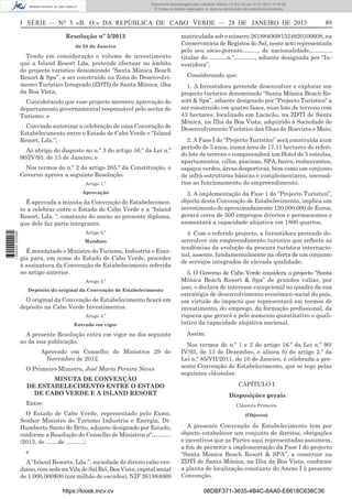 I SÉRIE — NO
5 «B. O.» DA REPÚBLICA DE CABO VERDE — 28 DE JANEIRO DE 2013 89
Resolução nº 5/2013
de 28 de Janeiro
Tendo em consideração o volume de investimento
que a Island Resort Lda, pretende efectuar no âmbito
do projecto turístico denominado “Santa Mónica Beach
Resort & Spa”, a ser construído na Zona de Desenvolvi-
mento Turístico Integrado (ZDTI) de Santa Mónica, ilha
da Boa Vista;
Considerando que esse projecto mereceu aprovação do
departamento governamental responsável pelo sector do
Turismo; e
Convindo autorizar a celebração de uma Convenção de
Estabelecimento entre o Estado de Cabo Verde e “Island
Resort, Lda.”;
Ao abrigo do disposto no n.º 3 do artigo 16.º da Lei n.º
90/IV/93, de 13 de Janeiro; e
Nos termos do n.º 2 do artigo 265.º da Constituição, o
Governo aprova a seguinte Resolução:
Artigo 1.º
Aprovação
É aprovada a minuta da Convenção de Estabelecimen-
to a celebrar entre o Estado de Cabo Verde e a “Island
Resort, Lda. “, constante do anexo ao presente diploma,
que dele faz parte integrante.
Artigo 2.º
Mandato
É mandatado o Ministro do Turismo, Industria e Ener-
gia para, em nome do Estado de Cabo Verde, proceder
à assinatura da Convenção de Estabelecimento referida
no artigo anterior.
Artigo 3.º
Depósito do original da Convenção de Estabelecimento
O original da Convenção de Estabelecimento ﬁcará em
depósito na Cabo Verde Investimentos.
Artigo 4.º
Entrada em vigor
A presente Resolução entra em vigor no dia seguinte
ao da sua publicação.
Aprovado em Conselho de Ministros 29 de
Novembro de 2012.
O Primeiro-Ministro, José Maria Pereira Neves
MINUTA DE CONVENÇÃO
DE ESTABELECIMENTO ENTRE O ESTADO
DE CABO VERDE E A ISLAND RESORT
Entre:
O Estado de Cabo Verde, representado pelo Exmo.
Senhor Ministro do Turismo Industria e Energia, Dr.
Humberto Santo de Brito, adiante designado por Estado,
conforme a Resolução do Conselho de Ministros nº……….
/2013, de ……de ………;
e
A “Island Resorts, Lda.”, sociedade de direito cabo-ver-
diano, com sede na Vila de Sal Rei, Boa Vista, capital social
de 1.000.000$00 (um milhão de escudos), NIF 261884069
matriculada sob o número 261884069/1524820100608, na
Conservatória de Registos do Sal, neste acto representada
pelo seu sócio-gerente…….., de nacionalidade………..,
titular do ………n.º……….., adiante designada por “In-
vestidora”,
Considerando que:
1. A Investidora pretende desenvolver e explorar um
projecto turístico denominado “Santa Mónica Beach Re-
sort & Spa”, adiante designado por “Projecto Turístico” a
ser construído em quatro fases, num lote de terreno com
43 hectares, localizado em Lacacão, na ZDTI de Santa
Mónica, na Ilha da Boa Vista, adquirido à Sociedade de
Desenvolvimento Turístico das Ilhas de Boavista e Maio;
2. A Fase I do “Projecto Turístico” será construída num
período de 5 anos, numa área de 17,11 hectares do referi-
do lote de terreno e compreenderá um Hotel de 5 estrelas,
apartamentos, villas, piscinas, SPA, bares, restaurantes,
espaços verdes, áreas desportivas, bem como um conjunto
de infra-estruturas básicas e complementares, necessá-
rios ao funcionamento do empreendimento;
3. A implementação da Fase 1 do “Projecto Turístico”,
objecto desta Convenção de Estabelecimento, implica um
investimento de aproximadamente 120.000.000 de Euros,
gerará cerca de 500 empregos directos e permanentes e
aumentará a capacidade alojativa em 1800 quartos.
4. Com o referido projecto, a Investidora pretende de-
senvolver um empreendimento turístico que reﬂecte as
tendências da evolução da procura turística internacio-
nal, assente, fundamentalmente na oferta de um conjunto
de serviços integrados de elevada qualidade;
5. O Governo de Cabo Verde considera o projecto “Santa
Mónica Beach Resort & Spa” de grandes valias, por
isso, o declara de interesse excepcional no quadro da sua
estratégia de desenvolvimento económico-social do país,
em virtude do impacto que representará em termos de
investimento, do emprego, da formação proﬁssional, da
riqueza que gerará e pelo aumento quantitativo e quali-
tativo da capacidade alojativa nacional.
Assim:
Nos termos do n.º 1 e 2 do artigo 16.º da Lei n.º 90/
IV/93, de 13 de Dezembro, e alínea b) do artigo 2.º da
Lei n.º 85/VII/2011, de 10 de Janeiro, é celebrada a pre-
sente Convenção de Estabelecimento, que se rege pelas
seguintes cláusulas:
CAPÍTULO I
Disposições gerais
Cláusula Primeira
(Objecto)
A presente Convenção de Estabelecimento tem por
objecto estabelecer um conjunto de direitos, obrigações
e incentivos que as Partes aqui representadas assumem,
a ﬁm de permitir a implementação da Fase I do projecto
“Santa Monica Beach Resort & SPA”, a construir na
ZDTI de Santa Mónica, na Ilha da Boa Vista, conforme
a planta de localização constante do Anexo I à presente
Convenção.
https://kiosk.incv.cv 08DBF371-3635-4B4C-8AA0-E6618C638C36
Documento descarregado pelo utilizador Adilson (10.8.0.12) em 31-01-2013 12:55:50.
© Todos os direitos reservados. A cópia ou distribuição não autorizada é proibida.
1652000002089
 