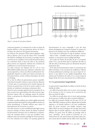 Le viaduc de franchissement de la Marne à Meaux
Ouvrages d’art N° 42 mars 2003 17
Figure 2 : principe des âmes plano-tubulaires
connecteurs goujons. La connexion de ces âmes au béton du
hourdis inférieur se fait par pénétration directe de l'âme à
l'intérieur du nœud avec des goujons horizontaux
Les éléments des panneaux d’âmes plano-tubulaires, tôles,
tubes et platines, sont en acier de nuance S355. L’ensemble
des éléments métalliques de la structure est protégé contre la
corrosion par un complexe à trois couches de peinture époxy.
Les connexions haute et basse des tubes et des panneaux
plans assurent une répartition uniforme des contraintes de
cisaillement sur toute la hauteur du panneau.
Les tubes verticaux sont disposés tous les 1,55 m. Leur
déformabilité radiale permet par ovalisation d’absorber, sans
aucune opposition, et donc sans effort, les déformations lon-
gitudinales imposées ou subies par le béton, provenant soit
de la précontrainte, soit des variations thermiques, du retrait
ou du fluage.
De ce fait, les efforts de précontrainte passent essentielle-
ment dans les hourdis en béton ce qui accroît leur efficacité,
et d’autre part, la concentration de la matière donnant de
l’inertie aux points haut et bas de la section confère à cette
dernière un rendement mécanique extrêmement élevé.
Parmi les autres avantages apportées par la conception de ces
âmes, on peut noter que la présence des tubes verticaux régu-
lièrement espacés offre un raidissage naturel du panneau
d'âme, ce qui permet de s'affranchir des raidisseurs verticaux
classiques.
De même, ces tubes confèrent une certaine rigidité transversale
au panneau d'âme dans lequel il est alors possible d'encastrer, au
moins partiellement, le hourdis inférieur pour assurer le
fonctionnement de la structure en caisson.
Une telle structure, en outre sensiblement plus légère qu’une
structure classique en béton, permet de réduire la quantité
de précontrainte nécessaire tout en améliorant le comporte-
ment des matériaux béton et acier qui travaillent essen-
tiellement dans leur domaine privilégié de fonctionnement.
Si le but recherché est le même et le principe général de
fonctionnement est assez comparable à ceux des âmes
plissées développées par Campenon Bernard, les moyens d'y
parvenir et les résultats sont assez sensiblement différents :
. Sur le plan de la fabrication il s'agit de produits courants
- tôles et tubes - assemblés suivant des procédés courants -
soudures, ne nécessitant aucun outillage spécifique
. Sur le plan des limites du procédé, de par sa conception
même, il n'y a pas de limite quant à l'épaisseur des tôles ou
celle des tubes, ni de limites quant aux dimensions des pièces
proprement dites
. Sur le plan du fonctionnement même, la transmission des
efforts tranchants et des contraintes de cisaillement s'effectue
de façon parfaitement symétrique sans aucun risque de voi-
lement et par ailleurs la non rigidité longitudinale étant
obtenue par l'ovalisation des tubes, il n'y a aucun risque de
fatigue du fait de la non concentration de ces déformations.
4.3. La précontrainte longitudinale
La précontrainte longitudinale du tablier est formée de deux
familles de câbles :
. Les câbles de première phase mis en œuvre avant poussage
de la structure, au fur et à mesure de la construction des
plots successifs du tablier
. Les câbles de seconde phase mis en œuvre après poussage
de la structure, le tablier étant dans sa position définitive.
Les câbles de la première famille sont du type 12T15S, de
classe 1860 MPa, intérieurs au béton, disposés dans le hourdis
supérieur et le hourdis inférieur et de tracé sensiblement
droit. En partie courante, cette famille comporte vingt
câbles, filants sur toute la longueur de l’ouvrage, dont douze
disposés dans le hourdis supérieur et huit dans le hourdis
inférieur. En partie avant du tablier au poussage, dans la
zone " perturbée " par la console et l’avant-bec, on a un
renforcement de cette précontrainte de première phase por-
tant à trente deux le nombre total de câbles, dont vingt dans
 