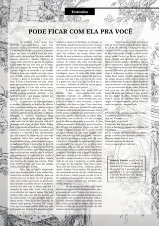 Entre e vistaTextículos
PODE FICAR COM ELA PRA VOCÊ
Eu trabalho numa dessas lojas
cheirosas cama-mesa-banho. Aqui você
encontra toalhas, o próximo departamento
é o de lençóis, depois cobertores, edredons.
Segue por esse corredor e você vai achar
tudo aquilo que procura. Tem uma seção de
pijamas, sabonetes e aqueles cheirinhos de
capim-limão pra botar na gaveta de calcinhas
e tudo mais. Faz uns dois anos que tô nessa.
Não era o projeto da minha vida, mas sabe
como é, a gente se acomoda e vai ficando.
Fiquei. A dona, que trabalha no caixa, nunca
para de falar. Como grita essa mulher. Com
o tempo a gente se acostuma e nem ouve
mais. É bom o movimento por aqui. Muita
gente procurando presente de casamento, não
moça, aqui não é a Zelo, não, senhor, aqui a
gente não vende a fragrância da mmartan.
Muitas pessoas gastando dinheiro à toa
também (quem é que precisa comprar dez
jogos de cama de uma só vez?)
Eu gosto mais de ficar organizando
o estoque, dobrando os lençóis de elástico
(sim, eu sei fazer isso) que as pessoas insistem
em tirar dos pacotes mesmo com vários
“Senhores clientes favor não abrir os lençóis,
Obrigado, à Gerência” espalhados pelas
paredes. Já fiquei muito tempo pensando
sobre essa crase aí. Sabe, do nada você tá lá
pensando onde é que vai crase. Enfim. Prefiro
ficar organizando a loja do que atendendo os
clientes. É meu jeito. A gente não ganha por
comissão e o silêncio é uma oportunidade
que não deveria ser desperdiçada com tanta
frequência. Devia dizer isso pra dona. Eu
fico pensando nessas coisas enquanto separo
as toalhas da Peppa e os roupões do Ben 10,
essas crianças de hoje em dia não têm jeito. Na
minha época era sentar e fazer cabaninha com
uma toalha tipo um pano de chão e esperar a
mãe vir me secar. E ainda tinha que dividir o
tapetinho de crochê com meu irmão. Daonde
essa história de roupão pra criança. Sério.
Com 59,90 eu pago um terço das minhas
contas, fora o aluguel. Enfim.
Esses dias eu estava etiquetando
umas mercadorias novas e uma senhorinha,
senhorinha mesmo, bem velhinha, dava uns
oitenta anos pra ela fácil, veio me perguntar
sobre essas colchas que tavam na promoção.
Que tamanho a senhora precisa? E ela tentou
mostrar pra mim com os braços qual era o
tamanho da cama dela. Porra, como é que
eu ia adivinhar um negócio desses. Não fode,
senhora. Pelo jeito que ela fez, parecia que
era casal normal. Ela não conseguia abrir os
braços direito. Talvez fosse uma cama box de
solteiro meio grande. Viuvinha que chama.
Acho que ela morava sozinha. Olhei em volta
procurando um parente. Ela parecia sozinha.
Mostrei as opções de florzinhas, as listradas, as
de bolinhas, patchwork da moda e tudo. Ela ficou
olhando uma por uma durante uma meia hora.
Ai meu saco, viu. Faz tempo que você trabalha
aqui? Faz, senhora, um tempo. Gostei dessa
florida, dá uma animada no ambiente, você não
acha? Deve combinar com o quarto da senhora,
senhora. As orelhas dela eram enormes, tipo
grandes mesmo. A pele pelancuda despencando.
O nariz até que nem tanto. Ouvi dizer que
nariz, orelha e cotovelo nunca param de crescer.
Cartilagem, parece. O rosto dela tinha várias
camadas, como se ela fosse uma árvore que troca
de casca todo ano e fica com um círculo a mais
se a gente corta ela de lado pra ver. Será que se
eu cortar a velhinha de lado ela vai ter tantas
camadas quantos anos ela parece?
E desse aqui, você gosta? Era um
listrado feio, meio-amarelo-meio-verde.
Estranho. Depende do ambiente, senhora.
Olhando assim não é muito bonito, não, mas
pode ficar bom, a cama arrumada, o quarto
limpinho, cada coisa no lugar. Uma cama bem
feita faz toda a diferença. Verdade. De todas, qual
você gosta mais? Acho que dessa azul aqui. Azul é
cor de quarto, a senhora não acha? Então eu vou
levar essa mesmo. Pareceu que eu fiquei umas
duas horas com a velhinha. Eu não consegui
parar de olhar as pintas dela. A cara dela. A cara
velha e as camadas. Acho que a gente levou uns
dez minutos até conseguir chegar no caixa. O
vestido comprido deixava ver as pernas verdes
de tantas varizes. Ela não usava bengala nem
nada, mas acho que tava precisando. Vendedor
tem que ser atencioso o tempo todo. Às vezes
é um porre. Chegando no caixa agradeci muito
a senhorinha e aí deu pra ver os olhos meio
amarelados dela por trás das lupas. Ela abriu a
bolsa e tinha várias caixas de remédio soterrando
a carteira. Ela pagou e eu ia pegar a sacola pra
levar até a entrada pra ela, tadinha. Aí ela disse
que estava muito cansada pra levar aquele peso
todo até em casa e perguntou se podia passar
pra pegar no dia seguinte. Pode sim, a gente
deixa com seu nome, Dona... (Pelancas, pensei,
rindo). Antônia. Dona Antônia. Ela agradeceu e
foi caminhando pra fora da loja. Ainda bem que
ela não levou a colcha porque eu não sei se ia
ter paciência de acompanhar ela até a entrada.
Voltei a colocar etiqueta nos produtos que
tinham chegado.
No dia seguinte era minha folga. Depois
me disseram que a senhora tinha passado na loja e
perguntado por mim. Disseram que eu não ia pra
loja naquele dia e mesmo assim ela ficou esperando,
conversando com os outros funcionários. Olhou a
loja toda, disseram, sempre perguntando. Quando
teve certeza que eu não ia mesmo, disse que não
ia levar a colcha, que eu podia ficar com ela. Não
teimei: o cliente tem sempre razão.
Tempos depois percebi que tava na
hora de trocar minha roupa de cama. Pensei
na colcha da velhinha. Cheguei em casa e
coloquei a colcha nova, aquela sensação boa
de lençol cheirando lavanda, o tecido muito
macio ainda. Escovei os dentes, liguei a tv.
Dona Antônia não apareceu mais na loja.
Fiquei pensando quantos edredons e colchas
e porta-travesseiros e panos de prato ela tinha
deixadoemoutraslojasporaí.Talvezelativesse
morrido. Tão velha que suas raízes saíram do
corpo e se fincaram no chão. A imagem era
bonita. Eram muitas camadas. Quem sabe ela
não estava passando férias com os netos, os
filhos ainda felizes de terem a mãe por perto e
com um remorso ruim por sentirem o peso de
ter que ficar cuidando de uma velha. Pensando
bem, acho que não. Ela não parecia ter os
braços de quem sabe abraçar, e avós servem
pra isso. Fechei os olhos, coloquei a colcha
sobre a cabeça e, conforme sentia o sono
chegar e o corpo esquentar, minha solidão ia
sendo, aos poucos, compartilhada.
***
Por muito tempo achei que a ausência é falta.
E lastimava, ignorante, a falta.
Hoje não a lastimo.
Não há falta na ausência.
A ausência é um estar em mim.
E sinto-a, branca, tão pegada, aconchegada nos
meus braços,
que rio e danço e invento exclamações alegres,
porque a ausência, essa ausência assimilada,
ninguém a rouba mais de mim.
Carlos Drummond de Andrade
(com o pensamento em Gabriela)
Gabriela Ribeiro nasceu em São
Paulo há 22 anos, é estudante de
Letras há 4, há 9 descobriu que gosta
de escrever, há 1 guarda textos no
agabilleria e há aproximadamente
3 minutos decidiu que acha legalzão
falar de si mesma na 3ª pessoa.
28
 