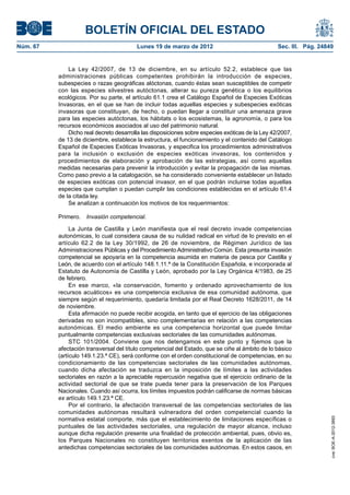 BOLETÍN OFICIAL DEL ESTADO
Núm. 67	                                  Lunes 19 de marzo de 2012	                               Sec. III. Pág. 24849


               La Ley 42/2007, de 13 de diciembre, en su artículo 52.2, establece que las
           administraciones públicas competentes prohibirán la introducción de especies,
           subespecies o razas geográficas alóctonas, cuando éstas sean susceptibles de competir
           con las especies silvestres autóctonas, alterar su pureza genética o los equilibrios
           ecológicos. Por su parte, el artículo 61.1 crea el Catálogo Español de Especies Exóticas
           Invasoras, en el que se han de incluir todas aquellas especies y subespecies exóticas
           invasoras que constituyan, de hecho, o puedan llegar a constituir una amenaza grave
           para las especies autóctonas, los hábitats o los ecosistemas, la agronomía, o para los
           recursos económicos asociados al uso del patrimonio natural.
               Dicho real decreto desarrolla las disposiciones sobre especies exóticas de la Ley 42/2007,
           de 13 de diciembre, establece la estructura, el funcionamiento y el contenido del Catálogo
           Español de Especies Exóticas Invasoras, y especifica los procedimientos administrativos
           para la inclusión o exclusión de especies exóticas invasoras, los contenidos y
           procedimientos de elaboración y aprobación de las estrategias, así como aquellas
           medidas necesarias para prevenir la introducción y evitar la propagación de las mismas.
           Como paso previo a la catalogación, se ha considerado conveniente establecer un listado
           de especies exóticas con potencial invasor, en el que podrán incluirse todas aquellas
           especies que cumplan o puedan cumplir las condiciones establecidas en el artículo 61.4
           de la citada ley.
               Se analizan a continuación los motivos de los requerimientos:

           Primero.  Invasión competencial.

                La Junta de Castilla y León manifiesta que el real decreto invade competencias
           autonómicas, lo cual considera causa de su nulidad radical en virtud de lo previsto en el
           artículo 62.2 de la Ley 30/1992, de 26 de noviembre, de Régimen Jurídico de las
           Administraciones Públicas y del Procedimiento Administrativo Común. Esta presunta invasión
           competencial se apoyaría en la competencia asumida en materia de pesca por Castilla y
           León, de acuerdo con el artículo 148.1.11.ª de la Constitución Española, e incorporada al
           Estatuto de Autonomía de Castilla y León, aprobado por la Ley Orgánica 4/1983, de 25
           de febrero.
                En ese marco, «la conservación, fomento y ordenado aprovechamiento de los
           recursos acuáticos» es una competencia exclusiva de esa comunidad autónoma, que
           siempre según el requerimiento, quedaría limitada por el Real Decreto 1628/2011, de 14
           de noviembre.
                Esta afirmación no puede recibir acogida, en tanto que el ejercicio de las obligaciones
           derivadas no son incompatibles, sino complementarias en relación a las competencias
           autonómicas. El medio ambiente es una competencia horizontal que puede limitar
           puntualmente competencias exclusivas sectoriales de las comunidades autónomas.
                STC 101/2004. Conviene que nos detengamos en este punto y fijemos que la
           afectación transversal del título competencial del Estado, que se ciñe al ámbito de lo básico
           (artículo 149.1.23.ª CE), será conforme con el orden constitucional de competencias, en su
           condicionamiento de las competencias sectoriales de las comunidades autónomas,
           cuando dicha afectación se traduzca en la imposición de límites a las actividades
           sectoriales en razón a la apreciable repercusión negativa que el ejercicio ordinario de la
           actividad sectorial de que se trate pueda tener para la preservación de los Parques
           Nacionales. Cuando así ocurra, los límites impuestos podrán calificarse de normas básicas
           ex artículo 149.1.23.ª CE.
                Por el contrario, la afectación transversal de las competencias sectoriales de las
           comunidades autónomas resultará vulneradora del orden competencial cuando la
           normativa estatal comporte, más que el establecimiento de limitaciones específicas o
                                                                                                                     cve: BOE-A-2012-3893




           puntuales de las actividades sectoriales, una regulación de mayor alcance, incluso
           aunque dicha regulación presente una finalidad de protección ambiental, pues, obvio es,
           los Parques Nacionales no constituyen territorios exentos de la aplicación de las
           antedichas competencias sectoriales de las comunidades autónomas. En estos casos, en
 