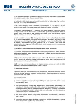 BOLETÍN OFICIAL DEL ESTADO
Núm. 139	 Lunes 9 de junio de 2014	 Sec. I. Pág. 43682
4.4.3 En los centros de transformación situados en edificios de otros usos el conducto de ventilación tendrá su boca de salida de
forma que el aire expulsado no moleste a los demás usuarios del edificio.
Los conductos de ventilación deberán respetar los sectores de incendio del edificio, que establecen según el tipo de edificio en
esta ITC-RAT 14 y en el Código Técnico de la edificación.
4.4.4 En el diseño de los edificios se estudiará la forma de evitar que escapes de gas SF6, que es más pesado que el aire, pueda
acumularse en zonas bajas. Se evitará que el gas escapado pueda salir a los alcantarillados de servicio público.
En los locales con instalaciones aisladas por SF6 y situados por encima del suelo generalmente es suficiente una ventilación
natural que pase a través del local. Para el diseño de la ventilación natural, aproximadamente la mitad de las aberturas de
ventilación, vistas en un plano de sección, deben estar situadas cerca del suelo. En caso de que las aberturas no puedan
disponerse cerca del suelo será necesaria una ventilación forzada.
Los locales con instalaciones aisladas con SF6 y situadas por debajo del suelo deben tener ventilación forzada si la cantidad de
gas que pueda acumularse puede llegar a poner en riesgo la salud y seguridad de las personas. La ventilación forzada puede
omitirse siempre que el volumen del gas del compartimento de gas más grande no exceda, a presión atmosférica, el 10 por ciento
del volumen de la habitación. A efectos del cálculo del volumen total de gas SF6 a la temperatura y presión normales, debe
tenerse en cuenta el volumen de gas de las botellas de SF6 en caso de que estén conectadas permanentemente para la recarga
automática del compartimento.
4.5 Paso de líneas y canalizaciones eléctricas a través de paredes, muros y tabiques de construcción
4.5.1 Las entradas de las líneas eléctricas aéreas al interior de los edificios que alojan las instalaciones eléctricas de interior se
realizarán a través de aisladores pasantes dispuestos de modo que eviten la entrada de agua, o bien utilizando conductores
provistos de recubrimientos aislantes.
4.5.2 Las conexiones de alta tensión a través de muros o tabiques en el interior de edificios únicamente podrán hacerse por
orificios de las dimensiones necesarias para mantener las distancias a masa, bien por medio de aisladores pasantes, o bien
utilizando conductores provistos de recubrimientos aislantes.
4.5.3 En el caso en que se usen conductores desnudos, será obligatorio establecer un paso franco para la posible intensidad de
defecto desde el dispositivo de apoyo en el muro al sistema de tierras de protección.
4.6 Señalizaciones e instrucciones
Toda instalación eléctrica debe estar correctamente señalizada y deben disponerse las advertencias e instrucciones necesarias
de modo que se impidan los errores de interpretación, maniobras incorrectas y contactos accidentales con los elementos en
tensión, o cualquier otro tipo de accidente.
A este fin se tendrá en cuenta:
a) Todas las puertas que den acceso a los recintos en que se hallan aparatos de alta tensión, estarán provistas de la señal
normalizada de riesgo eléctrico.
b) Todas las máquinas y aparatos principales, celdas, paneles de cuadros y circuitos, deben estar diferenciados entre sí con
marcas claramente establecidas, señalizados mediante rótulos de dimensiones y estructura apropiadas para su fácil lectura y
comprensión. Particularmente deben estar claramente señalizados todos los elementos de accionamiento de los aparatos de
maniobra y los propios aparatos, incluyendo la identificación de las posiciones de apertura y cierre, salvo en el caso en que
su identificación se pueda hacer claramente a simple vista.
c) Deben colocarse carteles de advertencia de peligro en todos los puntos que por las características de la instalación o su
equipo lo requieran.
d) En zonas donde se prevea el transporte de máquinas o aparatos durante los trabajos de mantenimiento o montaje se
colocarán letreros indicadores de gálibos y cargas máximas admisibles.
cve:BOE-A-2014-6084
 