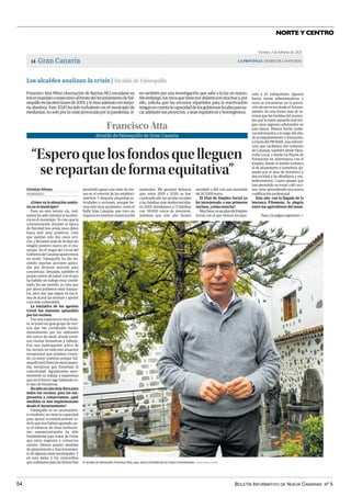 BOLETÍN INFORMATIVO DE NUEVA CANARIAS Nº 5
54
NORTE Y CENTRO
Viernes, 5 de febrero de 2021
LAPROVINCIA| DIARIO DE LAS PALMAS
Gran Canaria
14
Los alcaldes analizan la crisis | Alcalde de Valsequillo
Francisco Atta Pérez (Asociación de Barrios-NC) encadenó su
tercermandatoconsecutivoalfrentedelAyuntamientodeVal-
sequilloenlaseleccionesde2019,ylohizoademásconmayo-
ría absoluta. Este 2020 ha sido turbulento en el municipio de
medianías, no solo por la crisis provocada por la pandemia, si-
no también por una investigación que salió a la luz en marzo.
Sinembargo,losretosquetienepordelantesonmuchosy,por
ello, solicita que los recursos repartidos para la reactivación
tenganencuentalacapacidaddelosgobiernoslocalesparasa-
car adelante sus proyectos, y sean equitativos y homogéneos.
FranciscoAtta
Alcalde deValsequillo de Gran Canaria
¿Cómo va la situación sanita-
ria en el municipio?
Pues en esta tercera ola, real-
mente ha sido mínima la inciden-
cia en el municipio. Yo creo que la
concienciación durante la época
de Navidad nos arroja unos datos
hasta ayer muy positivos. Creo
que quedan solo dos casos acti-
vos, y llevamos más de 30 días sin
ningún positivo nuevo en el mu-
nicipio. En el mapa del Covid del
Gobierno de Canarias aparecemos
en verde. Valsequillo ha ido ha-
ciendo muchas acciones apoya-
das por diversos sectores para
concienciar. Después, también el
propio centro de salud, con el que
ha habido un trabajo muy coordi-
nado. En ese sentido, yo creo que
por ahora podemos estar tranqui-
los, pero hay que seguir en esa lí-
nea de acatar las normas y apoyar
a los más vulnerables.
La iniciativa de los agentes
Covid fue bastante aplaudida
por los vecinos.
Fue una experiencia muy boni-
ta, se juntó un gran grupo de veci-
nos que fue coordinado funda-
mentalmente por los sanitarios
del centro de salud, donde tuvie-
ron charlas formativas y talleres.
Fue una participación activa de
los vecinos en toda esta situación
excepcional que estamos vivien-
do, yo estoy contento porque Val-
sequillo está lleno de estas peque-
ñas iniciativas que fomentan la
colectividad. Agradecerles enor-
memente su trabajo y esperemos
que en el futuro siga habiendo es-
te tipo de iniciativas.
Hasidounañomuyduropara
todos los vecinos, para los em-
presarios y comerciantes, ¿qué
medidas se han implementado
desde el Ayuntamiento?
Valsequillo es un ayuntamien-
to modesto, no tiene la capacidad
para apoyar económicamente to-
do lo que nos hubiera gustado, pe-
ro el esfuerzo de otras institucio-
nes supramunicipales ha sido
fundamental para tratar de evitar
que estos negocios y comercios
cierren. Hemos puesto medidas
de aplazamiento y fraccionamien-
to de algunas tasas municipales. Y
en esta alerta 3, los ventorrillos
que usábamos para las fiestas han
permitido ganar una serie de me-
sas en el exterior de los estableci-
mientos. Y después, pequeñas ac-
tividades o acciones, aunque he-
mos sido muy prudentes, como el
Rally Islas Canarias, que tuvo un
impactoenmuchoscomerciosdel
municipio. Me gustaría destacar
que, entre 2019 y 2020, se han
cuadruplicado las ayudas sociales
a las familias más desfavorecidas:
en 2019, atendíamos a 72 familias
con 59.000 euros de inversión,
mientras que este año hemos
atendido a 185 con una inversión
de 267.000 euros.
El Plan de Empleo Social ya
ha incorporado a sus primeros
vecinos, ¿cómo marcha?
Muybien,esunplandeEmpleo
Social con el que hemos incorpo-
VALSEQUILLO
Christian Afonso
“Esperoquelosfondosquelleguen
serepartandeformaequitativa”
rado a 25 trabajadores: algunos
hacen tareas administrativas y
otros se encuentran en la presta-
ción de servicios desde el Ayunta-
miento. Es una forma más de in-
tentar que las familias del munici-
pio que lo estén pasando mal ten-
gan unos ingresos adicionales en
esta época. Hemos hecho políti-
cas interesantes a lo largo del año,
de acompañamiento y formación,
a través del PRODAE, una subven-
ción que recibimos del Gobierno
de Canarias, también desde Desa-
rrollo Local, y desde los Planes de
Formación en Alternancia con el
Empleo, desde el ámbito turístico
al de alojamiento y hostelería, pa-
sando por el área de domótica y
electricidad y de albañilería y em-
bellecimiento. Cuatro planes que
han permitido en torno a 80 veci-
nos estar aprendiendo una nueva
cualificación profesional.
Este año, con la llegada de la
borrasca Filomena, la alegría
entre los agricultores del muni-
| JUAN CARLOS CASTRO
El alcalde de Valsequillo, Francisco Atta, ayer, ante la fachada de las Casas Consistoriales.
Pasa a la página siguiente >>
.
Espero que los fondos que lleguen se repartan de forma equitativa
 
