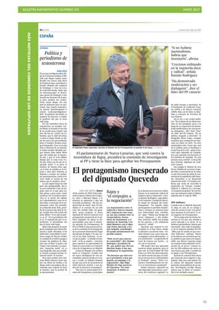 BOLETÍN INFORMATIVO NÚMERO XX	

 MAYO 2017
	

25
20 ELPAÍS Lunes 15 de mayo de 2017
ESPAÑA
29 de octubre de 2016. Pedro Que-
vedo ocupa la tribuna del Congre-
so, mira a Mariano Rajoy, y le
anuncia su oposición a que sea
investido presidente. “No nos po-
demos fiar de usted”, dice. El can-
didato ni se inmuta. Es un solo
voto. No cambia nada. Da igual.
Siete meses después, el único
diputado de Nueva Canarias es el
protagonista inesperado de la po-
lítica española. Su apoyo es im-
prescindible para que el Gobier-
no apruebe los Presupuestos. El
PP y el PSOE le han puesto al fren-
te de la comisión de investigación
de la presunta financiación ilegal
del partido de Rajoy. Y él, que cre-
ció en las Islas Canarias —la tie-
rra de su padre— y estudió en Eus-
kadi —la de su madre—, está listo
para exprimir la oportunidad de
haberse convertido en el hombre
clave de la legislatura en Madrid.
¿Cómo ha llegado este médico
hasta el Congreso? ¿Cuáles son
las raíces ideológicas de este na-
cionalista canario nacido en Cara-
cas y criado en España después
de que una serie de secuestros de
niños hicieran desistir a sus pa-
dres de la aventura venezolana?
“Nos tocó la universidad de fi-
nales del franquismo y principios
de la democracia mientras militá-
bamos en la izquierda radical de
la época, dura y rupturista”, cuen-
ta Román Rodríguez, expresiden-
te de Canarias, y amigo de Queve-
do desde los tiempos del tardo-
franquismo. “En aquella etapa
participamos en partidos clandes-
tinos y vivimos en primera línea
una universidad muy combati-
va”, sigue. “Había una huelga del
sector tabaquero, y ahí estába-
mos nosotros; había una huelga
de los puertos, y ahí estábamos
nosotros”, añade.
Quevedo, que empezó la uni-
versidad en el País Vasco, donde
se aficionó a recolectar setas —lle-
vaba siempre una cesta vacía pa-
ra engañar a otros aficionados— y
a la aizkolaritza —competición de
corte de troncos con hacha—, se
ríe con el recuerdo.
“Mi madre dice que apuntaba
maneras desde pequeño, pero el
paso por la Universidad del País
Vasco, en 1974, fue determinante:
me abrió mucho los ojos a la polí-
tica la dureza de la confrontación
en Euskadi”, cuenta. “Volví a Ca-
narias e inmediatamente me me-
tí en el movimiento estudiantil”.
Desde entonces, Quevedo ha
sido diputado autonómico y por-
tavoz del Gobierno regional. Le
ha dado tiempo a participar de
la fundación de Coalición Cana-
ria (1993) y de Nueva Canarias
(2005). Hoy, con 61 años, es dipu-
tado y concejal de Turismo de
Las Palmas.
Así le ven a sus rivales políti-
cos. “En el plano de las ideas esta-
mos en las antípodas, pero a lo
largo de su trayectoria ha demos-
trado moderación y ser una perso-
na dialogante”, dice Asier Anto-
na, líder del PP canario. “Es un
político bregado y divertido”, le
fotografía Óscar López, senador
socialista que compartió con Que-
vedo un mitin en 2015. “Es otro
nacionalista más. Gente que está
en la política para el localismo y
el qué hay de lo mío”, opina Fran-
cisco Igea, diputado de Ciudada-
nos, que coincide con Quevedo en
la Comisión de Sanidad. “Es una
persona muy cordial”, le describe
Ana Oramas, diputada de Coali-
ción Canaria.
Sus amigos le definen de otra
forma. Hablan de un lector empe-
dernido y enamorado de la músi-
ca que frecuenta las salas de con-
ciertos de la madrileña calle Huer-
tas. Describen a un deportista
amante del tenis. Y él mismo con-
firma que recita de carrerilla la
alineación de Tonono, Guedes,
Gilberto I, Gilberto II y Germán,
“el conjunto de genios” de Las Pal-
mas que pelearon hasta el último
segundo por la Liga de 1968.
450 millones
Cuando está en Madrid, Quevedo
se aloja en casa de un amigo y
echa de menos el mar. Las próxi-
mas semanas lo verá poco. Le to-
ca negociar los Presupuestos.
“En la etapa anterior hubo mo-
mentos en los que uno miraba a
cierta bancada y se decía: ‘Si no
hubiese nacionalismo, habría que
inventarlo”, dice sobre la legislatu-
ra de la mayoría absoluta del PP.
“¡Mira que he tenido yo que escu-
char boberías!”, subraya. “Ahora
se ha abierto un escenario que ha-
ce posible lo que antes era impen-
sable: que Nueva Canarias tenga
un resquicio para defender los in-
tereses de su tierra”, resume so-
bre los 450 millones de euros en
inversiones que pide a cambio de
su apoyo a los Presupuestos.
Quienes le conocen bien dicen
que Quevedo será exigente y dia-
logante. Hay una cosa segura. En
la cabeza del diputado estarán
presentes unas palabras de su ma-
dre. “De chiquito, me dijo: ‘Nunca
toleres que te falten al respeto’.
No lo he olvidado nunca”.
Las negociaciones entre el
Gobierno y Nueva Canarias
(NC) empezarán esta sema-
na con una reunión entre la
vicepresidenta, Soraya
Sáenz de Santamaría, y el
ministro de Hacienda, Cris-
tóbal Montoro, con el dipu-
tado Pedro Quevedo y Fer-
mín Delgado, coordinador
del grupo parlamentario del
partido canario.
“Debe servir para marcar
los contenidos”, dice Román
Rodríguez, presidente de
NC, que pedirá una cita con
Mariano Rajoy si hay que
desbloquear la negociación.
“No descarto que interven-
ga el presidente si hay que
pegarle un empujón a la
negociación”, dijo Íñigo
Méndez de Vigo, portavoz
del Ejecutivo. “En estos
momentos el debate es
técnico”.
En su muy inteligente libro Elo-
gio de la homosexualidad, el filó-
sofo Luis Alegre explica cómo
decidió una nueva vida fuera
de Podemos (que contribuyó a
fundar) después del congreso
de Vistalegre 2. Una vez crea-
do el partido decide “dejar que
los heterosexuales lo destru-
yan a partir de Vistalegre 2 (uti-
lizando las ilusiones de la gen-
te para medirse sus cosas)”.
Tiene razón Alegre. En este
país de podemos pero no que-
remos, hay mucha testostero-
na, mucho “pormiscojones” y
mucho “yosiempredigolaver-
dad”. El graderío del fútbol, el
graderío de Internet, el maldi-
to graderío del que la tiene
más larga.
En esa atmósfera feroz de
testosterona un senador, Car-
les Mulet, se levantó el otro día
de su escaño para romper una
foto. No fue un “¡coño!” de La-
bordeta, que le salió del alma,
o como se llame donde se alo-
jan los tacos: fue premeditado,
pues el hombre llevaba consi-
go la fotografía. Una vez arriba
hizo el discurso de su método:
se había sentido ofendido por-
que Susana Díaz había dicho
que ella estaba por la izquier-
da útil, y que el resto (Mulet
dedujo que el resto eran él y
los que están con él) son la iz-
quierda inútil. Y al decir el
nombre de Susana Díaz, aga-
rró la foto, la exhibió en la tri-
buna y ante tales tribunos se
dispuso a romper (en pedaci-
tos, pacientemente, como si hi-
ciera vudú) el retrato de esa
señora que le produce “asco”.
Lo que siguió luego ha sido
peor que desagradable. Ha si-
do una exhibición triste de Es-
paña, país en el que para ha-
blar gritas y para tener razón
vociferas. En el vociferío inter-
vino en la noche del sábado
(en LaSextaNoche), ante la se-
ñora Díaz, el príncipe de la tes-
tosterona vacía del periodis-
mo, Eduardo Inda. Éste, poseí-
do de la gracia que Dios le ne-
gó, rompió ante ella la foto del
señor Mulet. “A ver qué le pare-
ce, je, je”. Es el periodismo del
je, je, el espectáculo por el es-
pectáculo; el periodismo del
que la tiene más larga.
Mulet dijo después de aquel
gesto rompedor que estaría dis-
puesto a pedir disculpas si las
pedía Díaz. Léase Mulet el exce-
lente ensayo de Nuccio Ordine
La utilidad de lo inútil y ponga a
remojar las palabras de Díaz,
para que al final, si quiere, las
rebata o las entienda. La expre-
sión “izquierda inútil” no es
una fotografía, sino una metáfo-
ra. Pruebe a romper la frase “iz-
quierda inútil” en trocitos.
Pero para probar esas suti-
lezas Mulet primero tiene que
leer los libros de Ordine y de
Alegre sobre los peligros de no
entender que el gesto no hace
al hombre, sino la actitud de
su pensamiento.
OPINIÓN
Política y
periodismo de
testosterona
Rajoy y
“el empujón a
la negociación”
El parlamentario de Nueva Canarias, que votó contra la
investidura de Rajoy, presidirá la comisión de investigación
al PP y tiene la llave para aprobar los Presupuestos
El protagonismo inesperado
del diputado Quevedo
El diputado Pedro Quevedo, durante el debate de los Presupuestos el pasado 4 de mayo. / ULY MARTÍN
“Si no hubiese
nacionalismo,
habría que
inventarlo”, afirma
“Crecimos militando
en la izquierda dura
y radical”, señala
Román Rodríguez
“Ha demostrado
moderación y ser
dialogante”, dice el
líder del PP canario
JUAN CRUZ
JUAN JOSÉ MATEO, Madrid
MÁSNOTICIASDELCONGRESODELOSDIPUTADOS
 