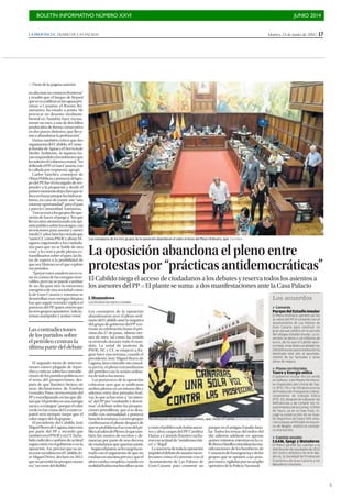 BOLETÍN INFORMATIVO NÚMERO XXVI	

 JUNIO 2014
	

5
Martes, 24 de junio de 2014 | 17LA PROVINCIA | DIARIO DE LAS PALMAS
en alta mar no conocen fronteras”
y resaltó que el buque de Repsol
quesevaautilizarenlasaguaspró-
ximas a Canarias, el Rowan Rei-
naissance, ha estado a punto “de
provocar un desastre medioam-
biental en Namibia hace escasa-
mente un mes, a raíz de dos fallos
producidos de forma consecutiva
en dos pozos distintos, que lleva-
ron a abandonar la perforación”.
Darias también criticó que dos
organismosdel Cabildo, elConse-
joInsulardeAguasyelServiciode
Medio Ambiente, ni siquiera ha-
yanrespondidoalosinformesque
lessolicitóelGobiernocentral.“Así
defiendeelPPaGranCanaria,con
la callada por respuesta”, agregó.
Carlos Sánchez, consejero de
ObrasPúblicasyportavozdelgru-
po del PP, fue el encargado de res-
ponder a la propuesta y desde el
primermomentodejóclaroquese
ibaarechazarporqueloshidrocar-
buros, en caso de existir, son “una
enorme oportunidad” para el país
y para la Comunidad Autónoma.
Trasacusaralosgruposdeopo-
sición de hacer el juego a “los que
llevanañosatemorizandoalaopi-
niónpúblicasobrelosriesgos,con
invenciones para asustar y meter
miedo”,CarlosSánchezseñalóque
“tantoCCcomoPSOEyahoraNC
siguen engañando a los ciudada-
nos para que no se hable de otra
cosa” y les retó a pedir plenos ex-
traordinarios sobre el paro, las lis-
tas de espera o la posibilidad de
que sea Marruecos el que explote
ese petróleo.
“Apoyarestossondeosnoeses-
tar en contra de las energías reno-
vables, pero no se puede cambiar
de un día para otro la estructura
energética de una sociedad como
la de Gran Canaria y mientras se
desarrollan esas energías limpias
hayqueseguirviviendo”,replicóel
portavoz del PP, quien reiteró que
lostresgruposopositores“soloin-
tentan manipular y arañar votos”.
El segundo turno de interven-
ciones estuvo plagado de repro-
chesycríticas sobrelascontradic-
ciones de los partidos políticos en
el tema del prospecciones, des-
pués de que Ramírez hiciera oír
unas declaraciones de Esteban
González Pons, vicesecretario del
PPyeurodiputado,enlasqueafir-
móque“elpetróleoesunaenergía
suciayaextinguir”,porqueelcolor
verdeenlascostasdelLevantees-
pañol será siempre mejor que el
color negro del chapapote.
El presidente del Cabildo, José
MiguelBravodeLaguna,intervino
por parte del PP y recordó que
tambiénenelPSOEyenCChaha-
bido radicales cambios de actitud
según estén en el gobierno o en la
oposición. Así, precisó que su an-
tecesorsocialistaenelCabildo,Jo-
sé Miguel Pérez, declaró en 2011
quenopermitirlasprospecciones
era “un error del diablo”.
Los consejeros de los tres grupos de la oposición abandonan el salón al inicio del Pleno Ordinario, ayer. | ACFIPRESS
>> Viene de la página anterior
J. Montesdeoca
LAS PALMAS DE GRAN CANARIA
Los consejeros de la oposición
abandonaron ayer el pleno ordi-
nario del Cabildo ante la negativa
del grupo de gobierno del PP a re-
trasar su celebración hasta el pró-
ximo día 27 de junio, último vier-
nes de mes, tal como ha venido
ocurriendo durante todo el man-
dato. La señal de protesta de
PSOE, NC y CC se empezó a fra-
guar hace una semana, cuando el
presidente, José Miguel Bravo de
Laguna,hizocoincidir,sinconsul-
ta previa, el pleno extraordinario
del petróleo con la sesión ordina-
ria de todos los meses.
Los portavoces de la oposición
criticaron ayer que se unificaran
ambos plenos en un mismo día y
además entre dos jornadas festi-
vas, lo que achacaron a “un inten-
to” del PP por “confundir y desvir-
tuar” el debate sobre las prospec-
ciones petrolíferas, que sí se desa-
rrolló con normalidad a primera
horadelamañana.Lostresgrupos
confirmaron el plante después de
queseprohibieraelaccesodelpú-
blicoalsalóndePlenos,loquetam-
bién fue motivo de escritos y de-
nuncias por parte de una decena
deciudadanosquequeríanasistir.
Segúnrelataron,selesnególaen-
trada con el argumento de que no
estabanenunalistapreviayqueel
aforo estaba completo, cuando en
realidadhabíamuchassillasvacías
yentreelpúblicosolohabíaaseso-
res y altos cargos del PP. Carolina
Darias y Carmelo Ramírez tacha-
ron esa actitud de “antidemocráti-
ca” e “ilegal”.
Laausenciadetodalaoposición
impidióeldebatedeasuntostanre-
levantes como el convenio con el
Ayuntamiento de Las Palmas de
Gran Canaria para construir un
parque en el antiguo Estadio Insu-
lar. Todos los temas del orden del
día salieron adelante en apenas
quinceminutos,mientrasenlaca-
lleBravoMurillocoincidíanlasma-
nifestaciones de los bomberos de
ConsorciodeEmergenciasydelos
grupos que se oponen a las pros-
pecciones,vigiladasporunamplio
operativo de la Policía Nacional.
La oposición abandona el pleno entre
protestas por “prácticas antidemocráticas”
El Cabildo niega el acceso de ciudadanos a los debates y reserva todos los asientos a
los asesores del PP P El plante se suma a dos manifestaciones ante la Casa Palacio
Manifestación contra las prospecciones, ayer, frente al Cabildo. | JUAN CARLOS CASTRO
Los acuerdos
Z Convenio
ParquedelEstadioInsular
El Pleno Ordinario aprobó con los
16 votos del PP el convenio con el
Ayuntamiento de Las Palmas de
Gran Canaria para construir un
gran parque público en la parcela
del antiguo Estadio Insular. La in-
versión se eleva a 1,8 millones de
euros, de los que el Cabildo apor-
tamitad.Aesedineroseañadenlos
200.000eurosquelainstituciónha
destinado este año al apuntala-
miento de las fachadas y otras
obras de mejora.
Z Planes territoriales
Tauro y Energía eólica
El gobierno insular dio luz verde
ensolitario alosPlanesTerritoria-
les Especiales del Litoral de Tau-
ro (PTE-29) y de Infraestructuras
de Producción Transporte y Alma-
cenamiento de Energía Eólica
(PTE-32), después de subsanar las
deficiencias y de cumplir los re-
querimientosdelaCotmac.ElPlan
de Tauro, ya en su fase final, re-
coge la construcción de un mue-
lle deportivo de hasta 500 ama-
rres y playas artificiales en esa zo-
na de Mogán, explicó la conseje-
ra Ana Kursón.
Z Cuentas anuales
CAAM, Spegc y Mataderos
El Pleno aprobó las cuentas y la
distribuciónderesultadosde2013
del Centro Atlántico de Arte Mo-
derno, la Sociedad de Promoción
Económica de Gran Canaria y los
Mataderos Insulares.
Las contradicciones
de los partidos sobre
el petróleo centran la
última parte del debate
 