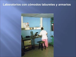 Laboratorios con cómodos taburetes y armarios 