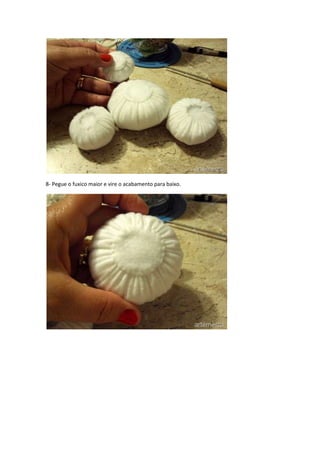 8- Pegue o fuxico maior e vire o acabamento para baixo.

 