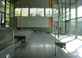 Le hall d’accueil est un espace de
     transition entre le bâtiment des ateliers
     rénovés et le bâtiment d’enseignement
     général. Il est encaissé dans le terrain
     en raison de la déclivité du site. Son
     plafond en inox miroir renvoie la lumière
     et permet des transparences entre les
     espaces.

14                                               15
 