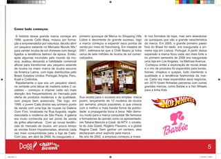 Como tudo começou
A história dessa grande marca começa em
1998, quando Caito Maia, músico por forma-
ção e empreendedor por natureza, decidiu abrir
um pequeno estande no Mercado Mundo Mix¹
para vender óculos de sol chineses com design
ligados a tendência fashion da época. Então,
após algumas incursões pelo mundo da mú-
sica, acabou deixando a habilidade comercial
aflorar para transformar seu pequeno estande
de óculos na maior marca de óculos escuros
da América Latina, com lojas distribuídas pelo
Brasil, Estados Unidos, Portugal, Angola, Peru,
Kuait e Colômbia.
Rapidamente o que era um pequeno stand,
na verdade uma tábua de madeira sobre 2 ca-
valetes – começou a chamar cada vez mais
atenção dos frequentadores do mercado pela
oferta de produtos modernos e de qualidade,
com preços bem acessíveis. Tão logo, em
1999, o jovem Caito dividia seu primeiro ponto
de venda com uma loja de roupas na Galeria
Ouro Fino, localizada na Rua Augusta, região
descolada e moderna de São Paulo. A galeria
era muito conhecida por ser ponto de venda
de grifes alternativas. Com as novas tendên-
cias do mercado de óculos, em pouco tempo
as vendas foram impulsionadas, atraindo cada
vez mais consumidores para a loja de Caito.
Com isso, em abril de 2000, foi inaugurado o
primeiro quiosque da Marca no Shopping Villa
Lobos e decorrente do grande sucesso, logo
a marca começou a expandir seus pontos de
venda por meio do franchising. Em meados de
2001, estimava-se que a Chilli Beans já tinha
cerca de sete milhões de óculos de sol comer-
cializados.
Sua receita para o sucesso era simples: marca
jovem, lançamento de 12 modelos de óculos
por semana, preços populares, e que crescia
com a melhor e mais barata forma de publici-
dade, a propaganda boca à boca. Não demo-
rou muito para a marca conquistar fãs famosos
e formadores de opinião como os apresentado-
res Tatiana Mancini e Cazé, da MTV, o vocalis-
ta do Jota Quest, Rogério Flausino, e a global
Regina Casé. Sem ganhar um centavo, eles
declaravam amor explícito pela marca.
No ano de 2002, a empresa começou a inves-
tir nos formatos de lojas, mas sem abandonar
os quiosques que são a grande característica
da marca. Em 2005, o grande primeiro passo
fora do Brasil foi dado: era inaugurada a pri-
meira loja em Lisboa, Portugal. A partir dessa
expansão a marca ficou cada vez mais forte e
no primeiro semestre de 2006 era inaugurada
uma loja em Los Angeles, na Melrose Avenue.
Começou então a exploração de novas áreas
e o mix de produtos foi expandido para bonés,
boinas, chapéus e quepes, tudo mantendo a
qualidade e a tendência fashionista da mar-
ca. Cada vez mais expandidos seus negócios,
em 2010 foram firmadas parceiras com outras
grandes marcas, como Barbie e a Hot Wheels
para a linha Kids
5
Book.indd 13 27/10/2014 03:09:31
 