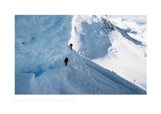 In arrampicata sulla parete ovest del Cerro San Valentin. In primo piano, al centro, il Cuerno de Plata. Sulla destra in lontanza il massiccio del San Lorenzo
foto C. Ferrari
 