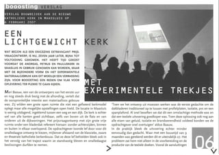 EEN
LICHTGEWICHT
WAT BEGON ALS EEN ENIGSZINS EXTRAVAGANT PRIJS-
VRAAGONTWERP, IS NU, ZEVEN JAAR LATER, BIJNA TOT
VOLTOOIING GEKOMEN. HET HEEFT TIJD GEKOST
VOORDAT DE ANDREAS, PETRUS EN PAULUSKERK IN
MAASLUIS IN GEBRUIK GENOMEN KAN WORDEN, MAAR
MET DE BIJZONDERE VORM EN HET EXPERIMENTELE
MATERIAALGEBRUIK KAN DIT MOEILIJK EEN VERRASSING
ZIJN. VOOR BOOOSTING EEN REDEN OM VLAK VOOR
OPLEVERING TER PLEKKE TE GAAN KIJKEN.


Mari Baauw, een van de ontwerpers van het eerste uur
en nog steeds druk bezig met de afronding, vertelt dat
de oorspronkelijke intentie een materiaalloos gebouw
was. Zij wilden een grote open ruimte die niet een gefixeerd kerkmodel         'Toen we het ontwerp uit moesten werken was de eerste gedachte om de
oplegt maar alle mogelijke opstellingen open hield. De locatie in Maasluis     dakbladeren traditioneel op te lossen met profielplaten, isolatie, pvc en een
is weinig uitdagend, ingeklemd tussen een weg en een dijk. De kerk is echter   spanplafond. AI snel beseften we dat dit een omslachtige methode was en
wel van alle kanten goed zichtbaar, zelfs van boven uit de flats en van        dat een textiele uitvoering goedkoper was. Toen deze oplossing ook nog aan
onderen uit de dijkwoningen. Het prijsvraagontwerp met zijn grote vrije        alle eisen van geluid, iso latie en brandwerendheid vo ldeed konden we de
ruimte onder een bladerdak refereert hieraan: zonder achterzijden, binnen      opdrachtgever snel overtuigen' aldus Baauw.
en buiten in elkaar overlopend. De opdrachtgever toonde lef door voor dit      In de praktijk bleek de uitvoering echter minder
onalledaagse ontwerp te kiezen, mijlenver afstaand van de klassieke, zware     eenvoudig dan gedacht. Waar met een bouwtijd van 9
en theatrale katholieke kerken bouw. Dat ze deze lef behielden bleek ook in    maanden was gerekend werden dit er uiteindelijk 27. Het
het vervolg van het traject waarin ze standvastig bleven en onalledaagse
beslissingen durfden te nemen.                                                 >
                                                                               probleem zat hem niet alleen in de voorbereiding en de
                                                                               productie van de textiele doeken. Vooral de aansluitingen
 