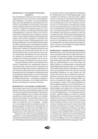 Qualitätsdomäne 3: Personalpolitik & TrainerInnen-
kompetenzen
Diese Qualitätsdimension fokussiert auf einen der essentiellsten
Aspekte im Kontext mit der Umsetzung von arbeitsmarktpoliti-
schen Maßnahmen. Die Qualität von Trainingsmaßnahmen
hängt auch von den Qualiﬁkationen und Kompetenzen derTrai-
nerInnen ab. Die Qualiﬁkation der TrainerInnen ist durch deren
formaleAusbildung und deren informell erworbene Kompeten-
zen deﬁniert. Aufgabe der Trainingseinrichtungen ist es, syste-
matisch und strukturiert personalbezogene Qualitätsstandards
und Qualitätskriterien zu deﬁnieren und diese auch weiter fort-
zuentwickeln. Die Bewältigung dieser Aufgaben ist schwierig;
sogibtesz.B.keinedeﬁnitivstandardisierteAusbildungfürTrai-
nerInnen im BO- undAktivierungsbereich. TrainerInnen verfü-
gen über heterogene formale Ausbildungshintergründe, sind in
derRegelnebenberuﬂich,mitunterschiedlichenDienstverträgen
und vielfach auch gleichzeitig bei unterschiedlichen Schulungs-
trägern beschäftigt. Beschäftigungen sind diskontinuierlich, die
Honorierung ist in Relation zum tatsächlich geleisteten Einsatz
zum Teil gering, der geleistete Arbeitsaufwand inkl. Vor- und
Nachbereitung wird kaum in Rechnung gestellt. Kontinuierli-
che, fachspeziﬁsche Weiterbildung wird nicht institutionali-
siert angeboten. Eine Identiﬁkation mit den Zielen, den Er-
wartungen der Einrichtung und schließlich auch mit den Zie-
len und Erwartungen derAuftraggeber ist schwer herzustellen.
Trainingseinrichtungen müssen ihre Personalpolitik auch in
Hinsicht auf administratives bzw. kaufmännisches Personal in
ausreichendem Maße verantworten können. Administrative und
organisatorischeBelangesolltennichtzudenAufgabenbereichen
vonTrainerInnen gezählt werden. Bereits in der Konzeption und
PlanungmußseitensderAuftragnehmereinschlüssigesKonzept
zur Personalpolitik dargelegt werden. In der Verantwortung der
Auftraggeberliegtesdaher,diePersonalsituation–entsprechend
der Maßnahmenbeschreibung – zu überprüfen und gegebenen-
falls auch klare Anforderungen, z.B. im Hinblick auf die Quali-
ﬁkationen und Kompetenzen, rechtzeitig zu formulieren.
Qualitätsdomäne 4: Kursunterlagen und Infrastruktur
Kursunterlagen müssen auf die Ziele und auf die Zielgruppen
abgestimmtsein.Wasalsselbstverständlicherachtetwird,stellt
sichaberauchalsgroßeHerausforderungdar.TeilnehmerInnen
von einzelnen Maßnahmen sind in der Regel sehr heterogen
hinsichtlich ihrer unterschiedlichen Arbeits- und Lernbiogra-
phien. Bei der Erstellung von Kursunterlagen müssen alle we-
sentlichen Informationen – einerseits zu den Zielen der Maß-
nahme, aber andererseits auch zur Zielgruppe – vorhanden
sein. Es ist unbedingt erforderlich, das Sprachniveau (inkl.Al-
phabetisierungsgrad, Abschätzung der Lesekompetenzen u.ä)
der TeilnehmerInnen zu erfahren, bevor aufwendige Texte er-
stellt werden. Die Sprache sollte einfach, klar und frei von um-
fangreichen Fach- und Fremdtermini sowie Stereotypen sein.
Währendsichinder»FreienErwachsenenbildung«dieTeil-
nehmerInnen(=zumeistzahlendeKundInnen)oftaufgrundder
vorhandenenInfrastrukturfürodergegendieInanspruchnahme
einer Weiterbildungsmaßnahme bei einem bestimmten Anbie-
ter entscheiden, bleibt in arbeitsmarktpolitischen Maßnahmen
den TeilnehmerInnen diese Entscheidungsgrundlage zumeist
vorenthalten. Die Teilnahme ist mehr oder weniger verpﬂich-
tend und an den Bezug von ﬁnanziellen Mitteln geknüpft. Es
sollte aber gerade nicht übersehen werden, daß die Infrastruk-
tur der Trainingsinstitution sehr viel zur Motivation und letzt-
lich auch zur Lernbereitschaft der TeilnehmerInnen beitragen
kann. Die Trainingseinrichtung muß in jedem Fall in der Lage
sein, die infrastrukturelleAusstattung gemäß gängiger Gesund-
heits- und Sicherheitsstandards bzw. Vorschriften bereitzustel-
len. Im Hinblick auf die technischeAusstattung (z.B. IKT) soll-
tegewährleistetwerden,daßdasEquipmentdengängigenStan-
dards undAnforderungen entspricht. Es ist sicherzustellen, daß
TrainerInnen hinsichtlich der neuesten Entwicklungen up to
date sind. Es muß gewährleistet werden, daß dieTeilnehmerIn-
nen der Maßnahmen unter Heranziehung aller notwendigen ak-
tuellen Lernsettings auf die Integration in reguläre Beschäfti-
gungsverhältnisse vorbereitet werden.
Qualitätsdomäne 5: Qualitätssicherung auf Systemebene
Qualitätssicherung ist eine Herausforderung, die Institutionen
in ihrer Gesamtheit betrifft und sich in allen Teilbereichen wi-
derspiegelt. Auf Systemebene verfügen Trainingsinstitutionen
(bzw. sollten verfügen) über Qualitätsmanagement- (QM) und
Qualitätssicherungssysteme (QS). In der Regel handelt es sich
dabei um Zertiﬁkatsmodelle aus den Normenreihen ISO,
EQFM, TQM bzw. um Qualitätsmodelle, die speziell für den
Weiterbildungsbereichentwickeltwurden,wiez.B.CERTQUA,
LQW, eduQua und dgl.Allein dasVorhandensein von QM-Sy-
stemen auf institutioneller Ebene stellt noch nicht sicher, daß
durchgeführte Maßnahmen von guter Qualität sind. QM-
Systeme werden oft mit viel Zeit- und Ressourcenaufwand im-
plementiert, garantieren aber noch nicht notwendigerweise,
daß ein institutionsübergreifendes Qualitätsbewußtsein ent-
steht bzw. daß dadurch die Qualität von Maßnahmen erhöht
wird. Institutionen verfügen oft über eigene Bibliotheken mit
QM-Prozeßdokumentationen, die nach Abschluß dieser Pro-
zesse allerdings in vielen Fällen keine (ausreichende) weitere
Berücksichtigung mehr erfahren und im Alltag nicht gelebt
werden. Implementierte QM-Systeme sollten in der Lage sein,
ein institutionsübergreifendes – d.h. alle Beteiligten miteinbe-
ziehendes – Qualitätsverständnis zu vermitteln. Es sollte allen
Beteiligtenklarsein,wasdieInstitutionunterQualitätversteht,
welche Kriterien in der Umsetzung dieses gemeinsamen Ver-
ständnisseseineRollespielen,welcheProzessezurUmsetzung
dieses Verständnisses deﬁniert wurden und werden und wie
sich dieses Verständnis kontinuierlich weiterentwickelt. QM-
und QS-Systeme implizieren zwei Aspekte: Einerseits geht es
um die Kontrolle der Qualität in der Institution, und anderer-
seits geht es um die Weiterentwicklung von Qualität. Es muß
vorausgesetzt werden, daß QM und QS in die Gesamtstrategi-
en von Institutionen eingebettet sind und alle Teileinheiten ei-
ner Institution erfaßt werden und damit vertraut sind. In allen
relevanten Prozeßphasen muß von allen beteiligten Personen
von den gleichen Qualitätsstandards ausgegangen werden.
 