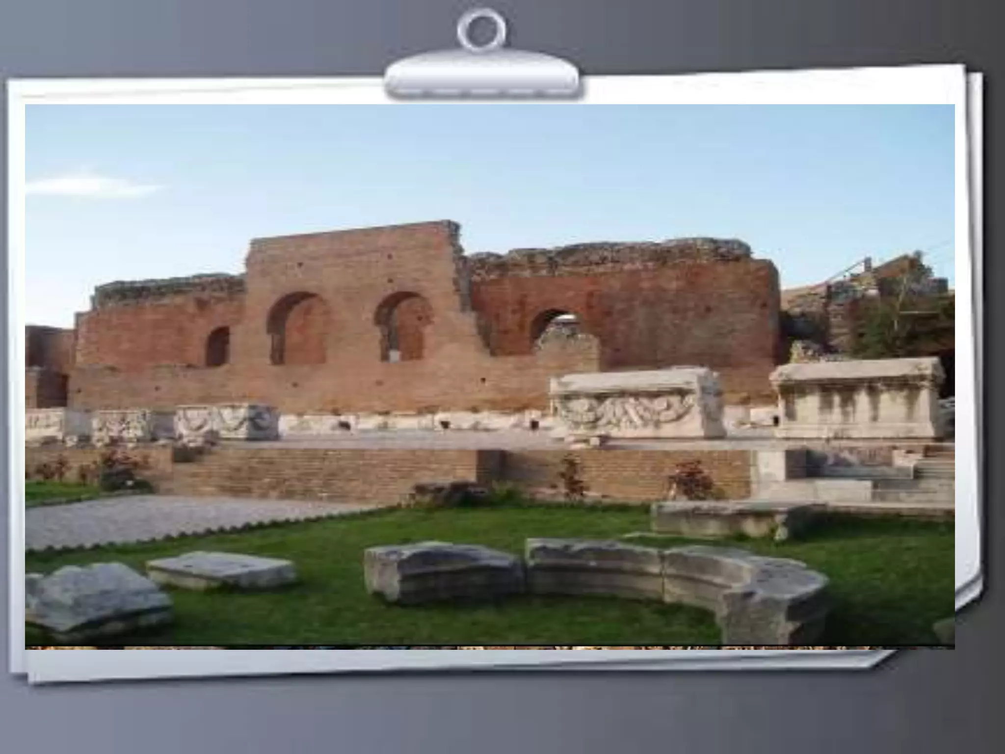 Les Bains Romains 
 Il y a trois bains romains . 
 Construit au IIe siècle apres J-C . 
 La longueur du bain du sud : 150 m . 
 La restauration est continue . 
 