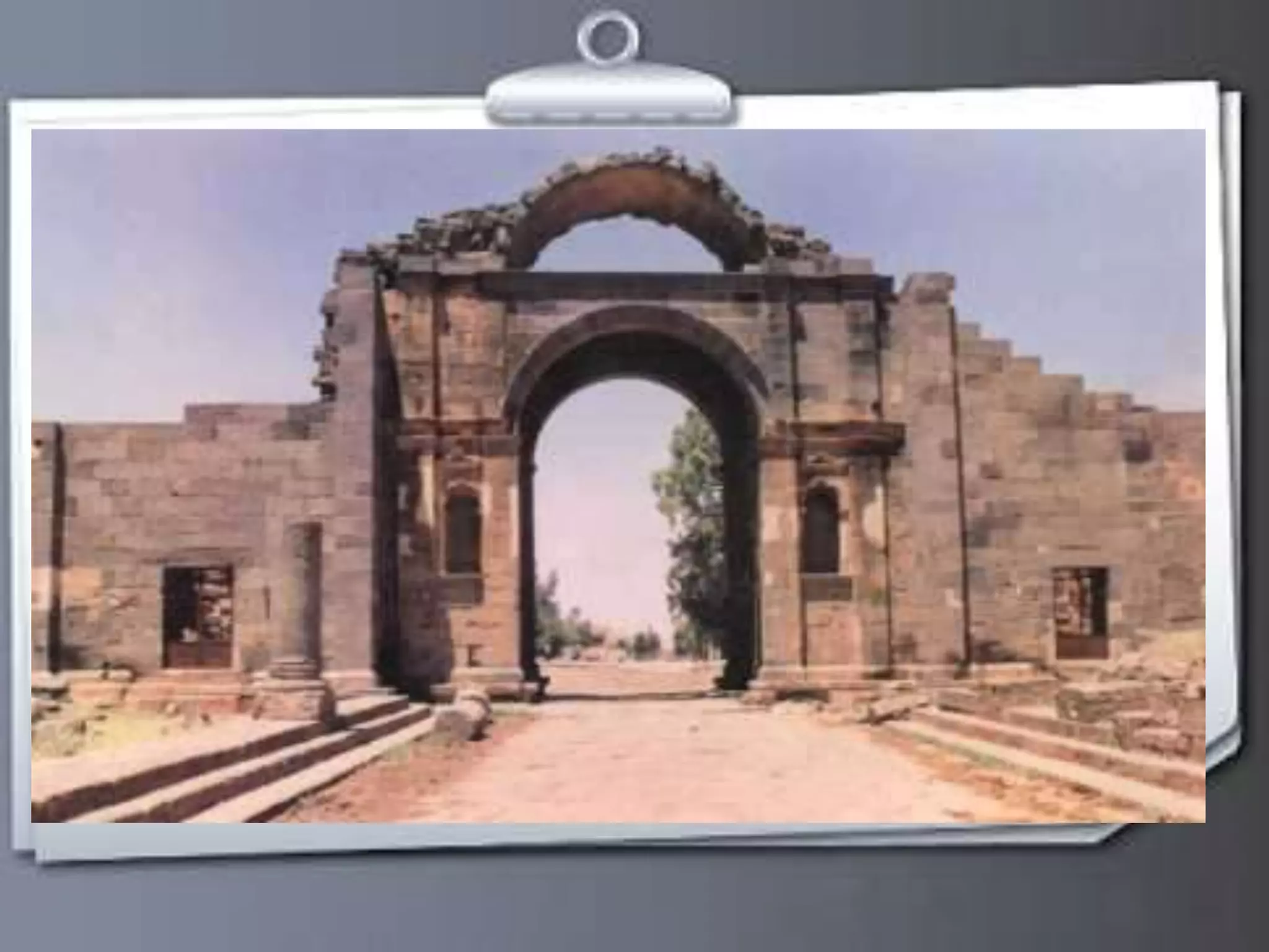 Bab AL-Hawa 
 Construit au IIe siècle après J-C. 
 Représente l'entrée ouest de la ville 
 Contient des écrits romains et arabes . 
 Le haut : 10.5 m . 
 La largeur de la façade : 10 m . 
 La largeur de l’entrée : 5 m . 
 