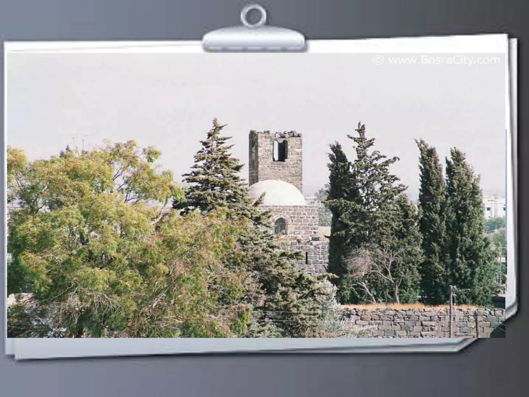 L’école d’Abu al-Fida 
 Construite au le treizième siècle après J-C . 
 Maintenant c’est le centre culturel de Bosra. 
 Tournée vers un Centre Culturel à 1999 . 
 contiente la tombe de le sultan Abu al-Fida. 
 Contiente une bibliothèque de 7300 livres . 
 