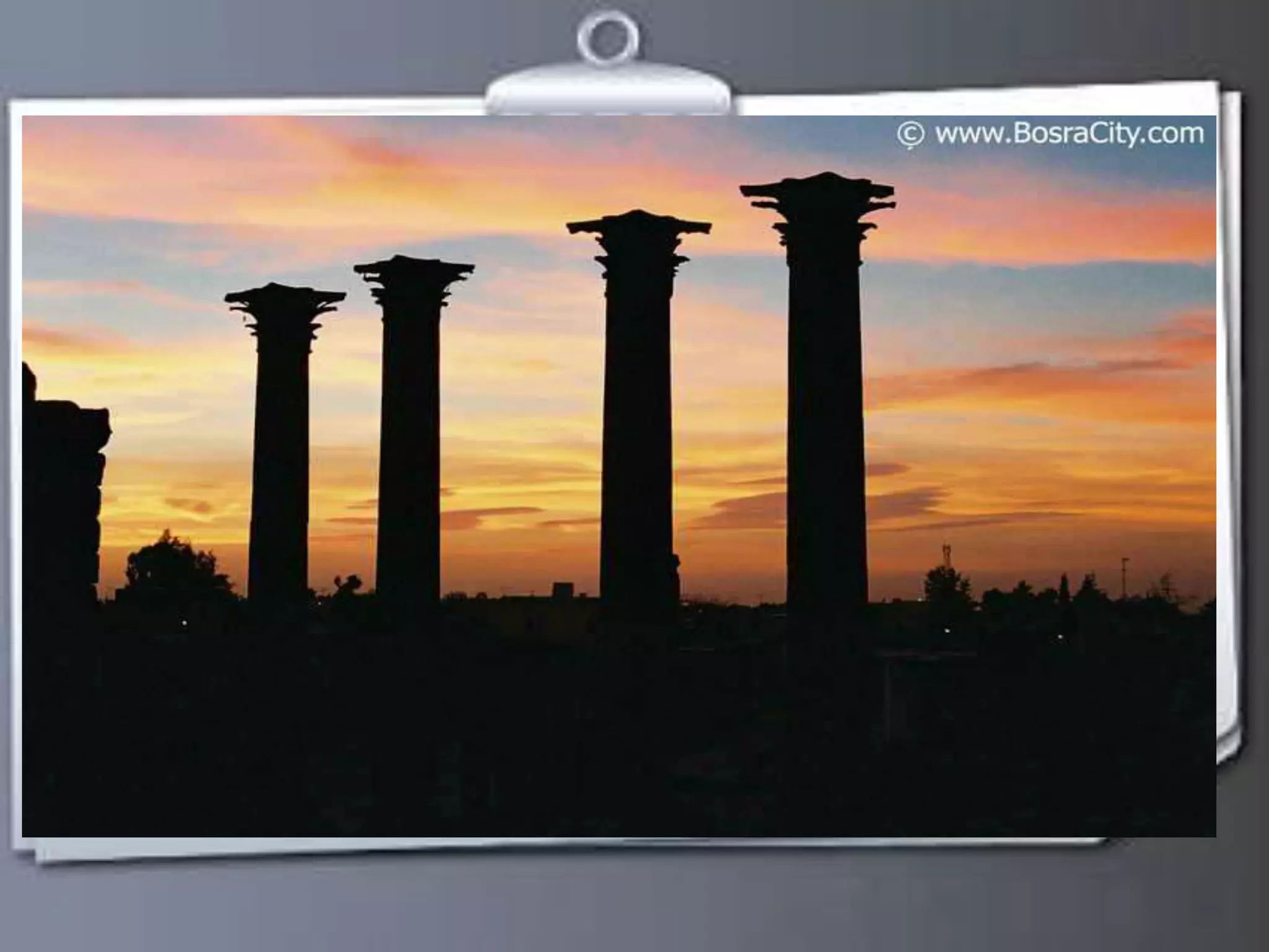 2 
Nymphée 
 le temple de horiat al-maä comme appelé en arabe . 
 Construit au IIe siècle après J-C . 
 Un Temple romain païen . 
 Caractérisé par les quatre colonnes. 
 Le haut de chaque colonne : 14 m . 
 Le diamétre de chaque colonne : 1.20 m . 
 Égalment Caractérisé par la grande fontaine . 
 