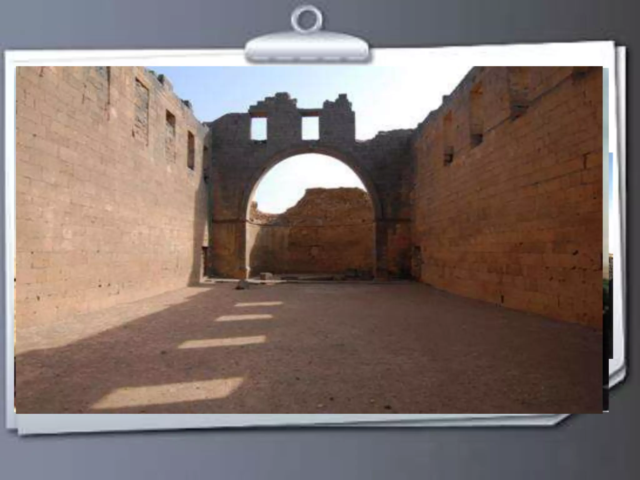 Basilique de Baheïra 
 Une église romaine . 
 Construite au IVe siècle après J-C. 
 construite sur le style Royal . 
 La forme est rectangulaire . 
 Caractérisée par L'autel et l’arc ovale. 
 L’espace : 14x23 m2 . 
 Munie en 19 fenêtre . 
 