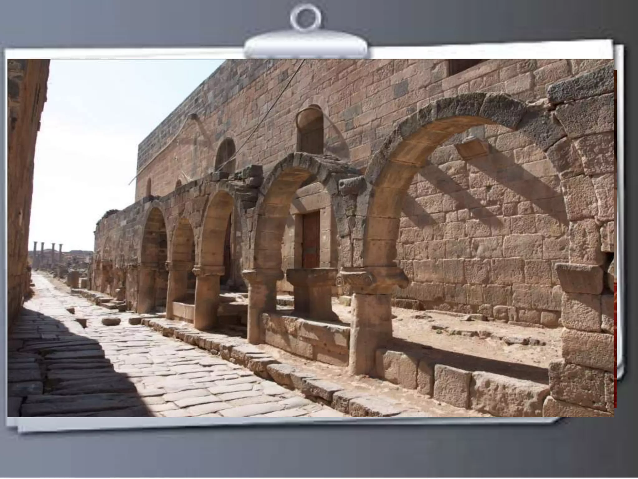 Mosquée d’Ömar 
 La première mosquée construite en Syrie . 
 Construite à 636 après J-C . 
 Caractérisée par le style ancien et simple. 
 Également Caractérisée par sa minaret carré . 
 Contiente des 44 colonne à l’intérieur . 
 Le haut de le minaret : 24 m. 
 Contiente les écrits des nabatéens ,grecs et arabes . 
 