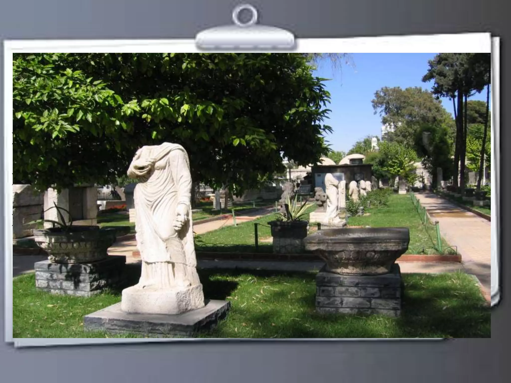 Le musée 
 L’ouverture : à 1962 . 
 Contient des 4000 bibelots . 
 Situé dans la citadelle . 
 