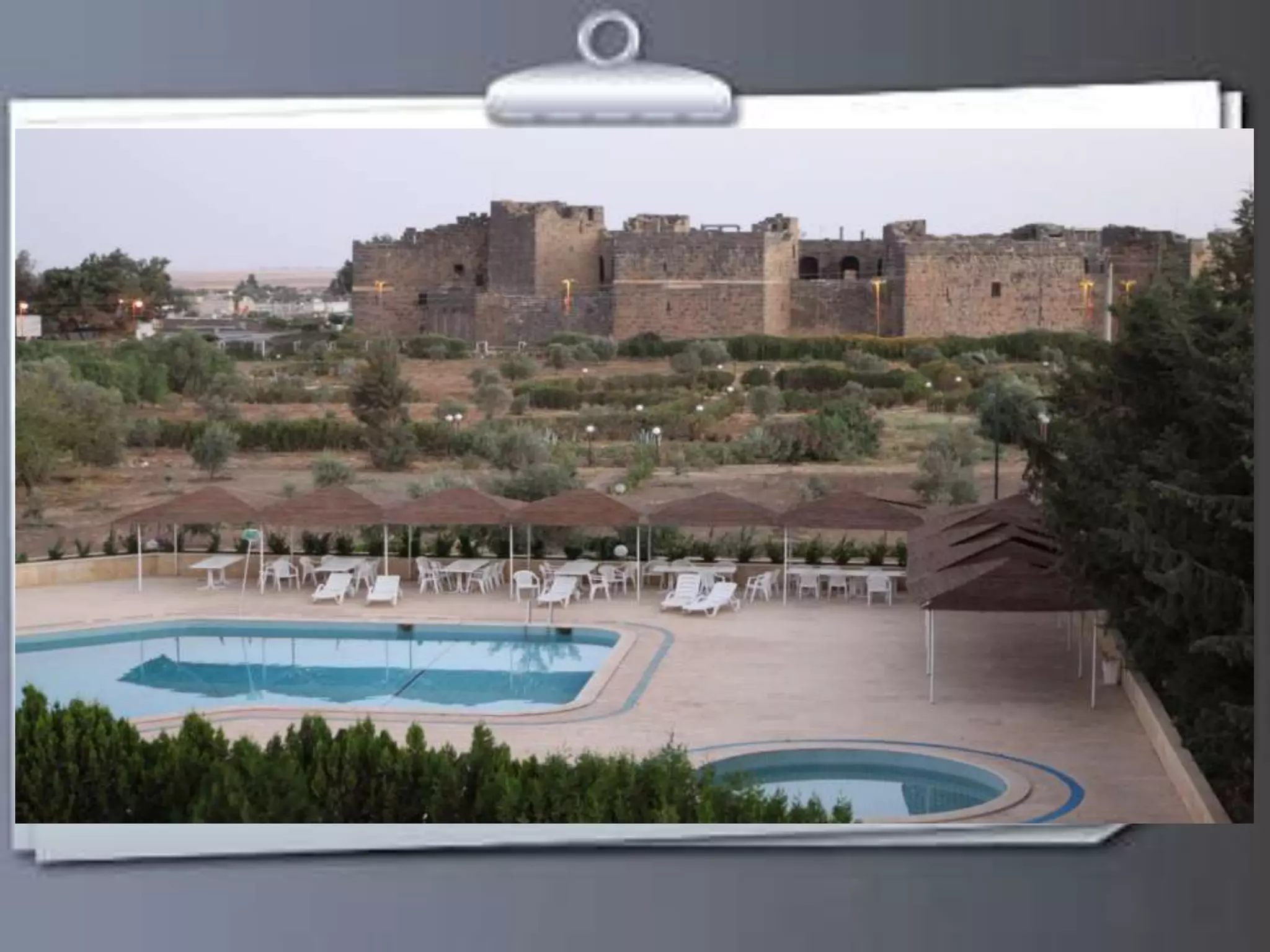 Hôtel de Bosra Sham 
 La classification : Cinq étoile . 
 Caractérisé par le style oriental . 
 Un bâtiment de 3 étages . 
 situé au coeur de la ville antique . 
 Le prix pour la nuit : 
la chambre simple : 95 € . 
la chambre duplex : 110 € . 
 Téléphone : 009614713467 
 